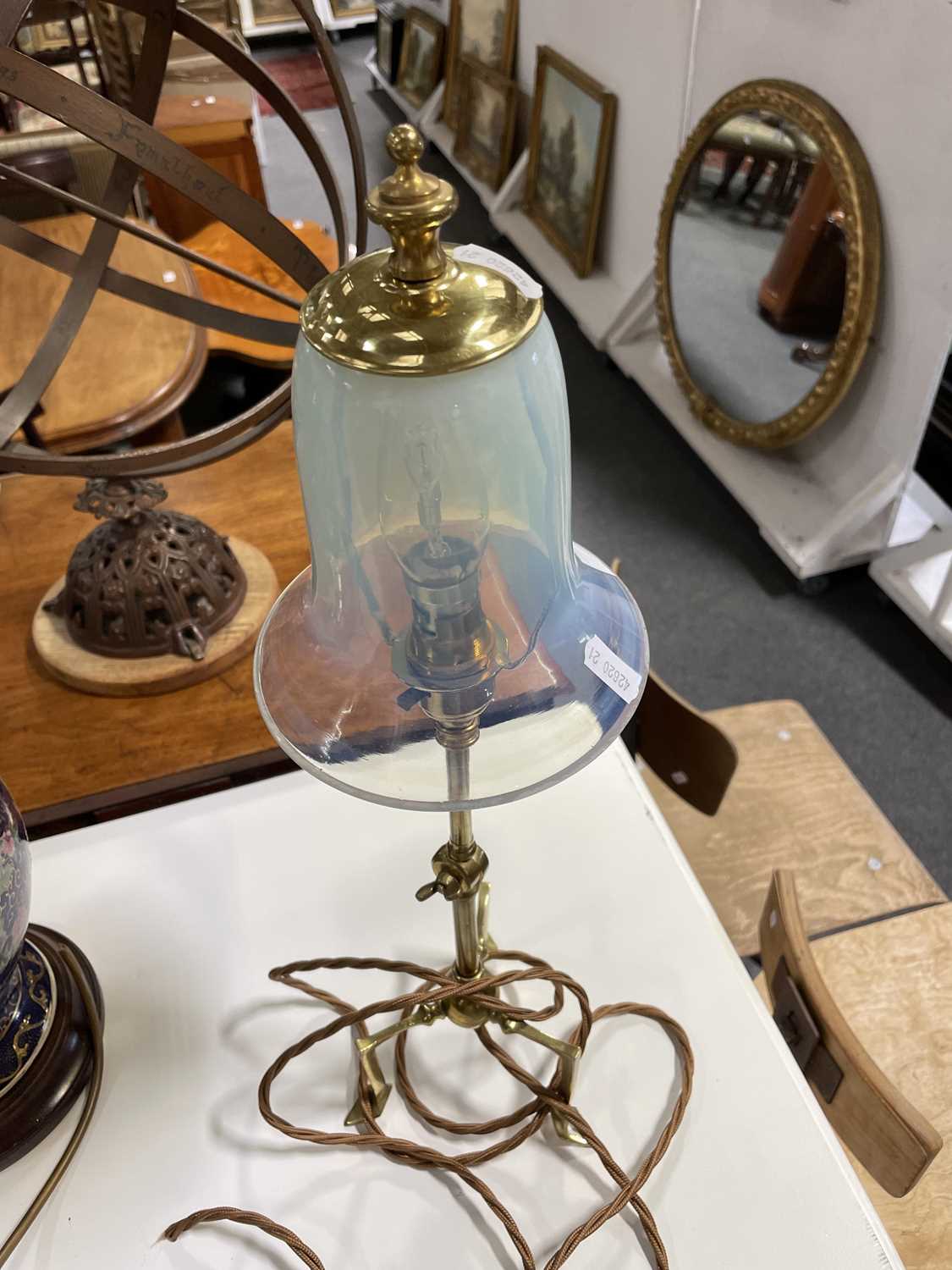 Pair of Edwardian style brass table lamps and a modern table lamp. - Image 6 of 9