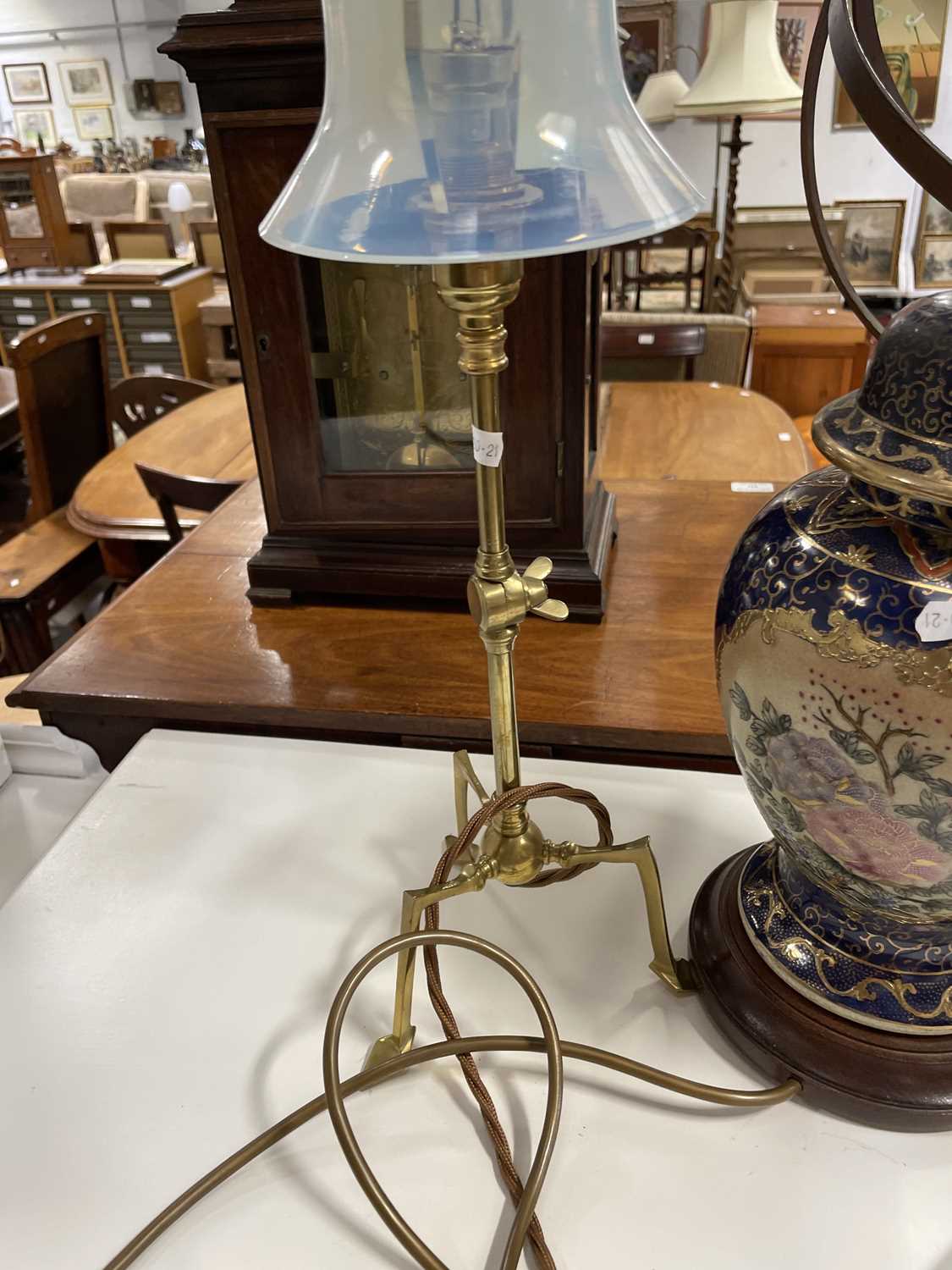 Pair of Edwardian style brass table lamps and a modern table lamp. - Image 9 of 9