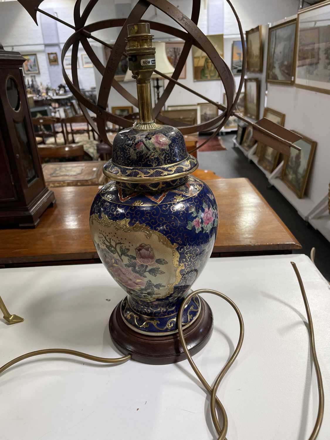 Pair of Edwardian style brass table lamps and a modern table lamp. - Image 4 of 9