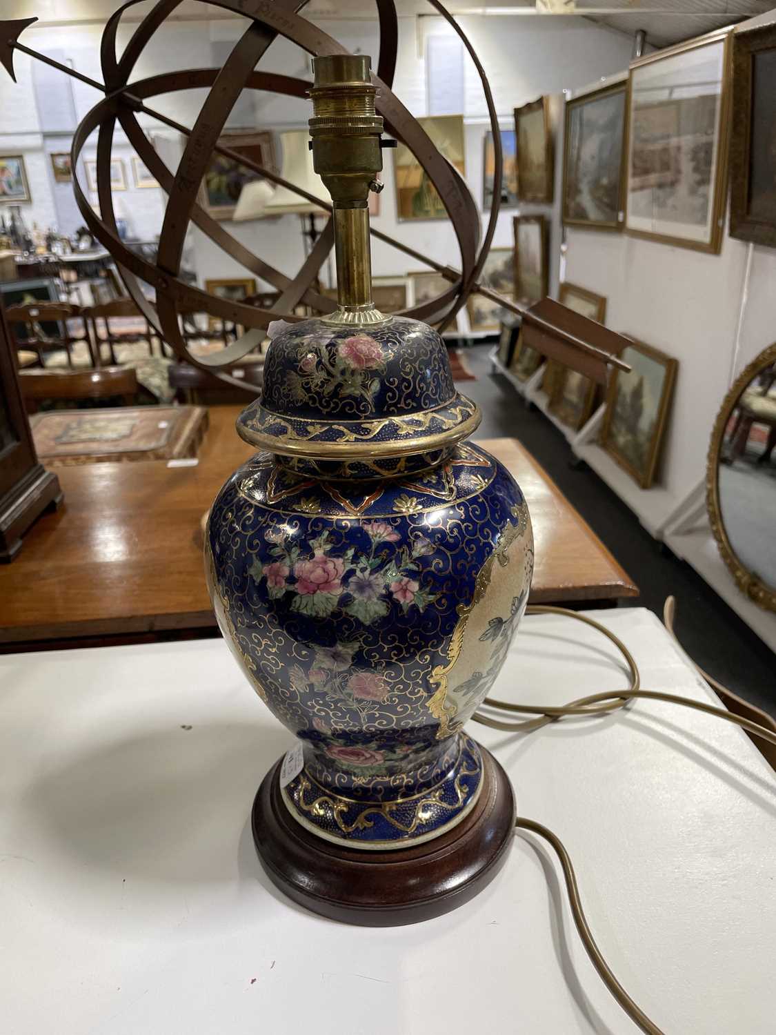 Pair of Edwardian style brass table lamps and a modern table lamp. - Image 3 of 9