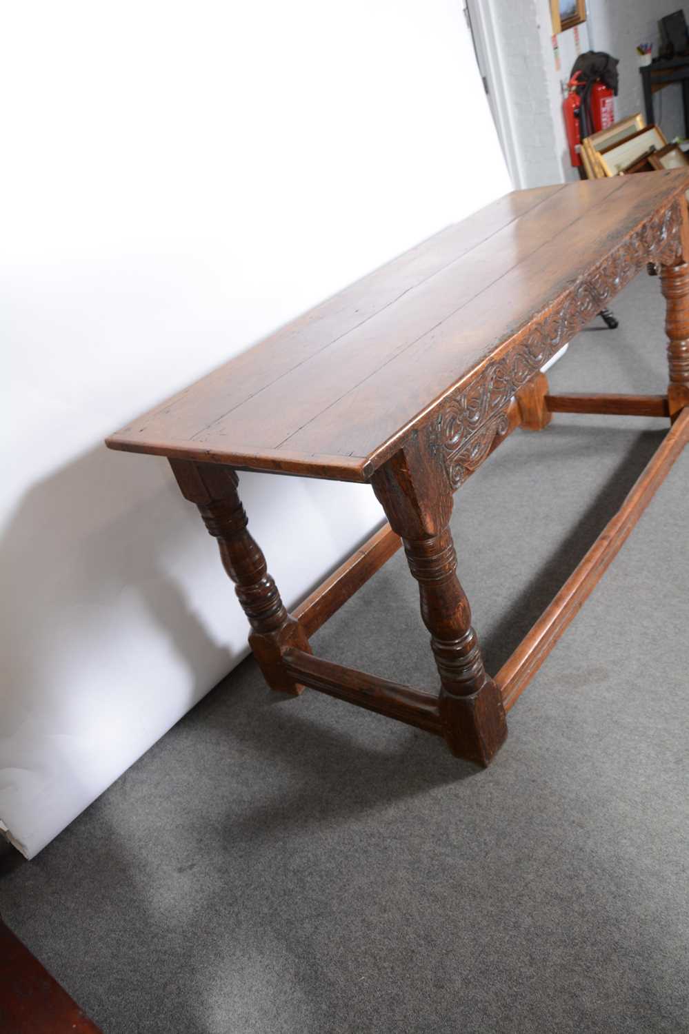 A boarded oak refectory table - Bild 4 aus 5