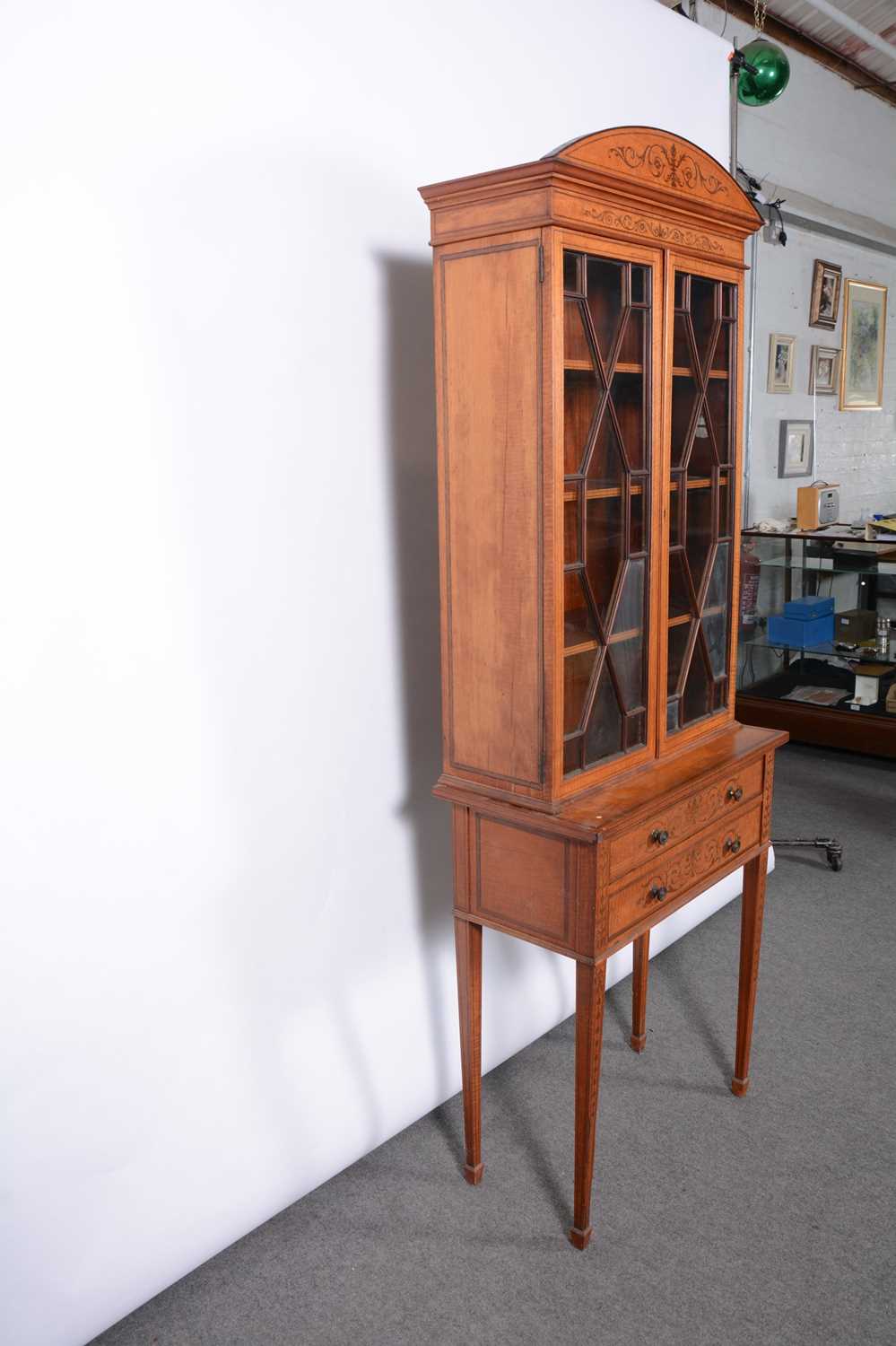 Late Victorian satinwood and marquetry bookcase cabinet, - Bild 7 aus 10