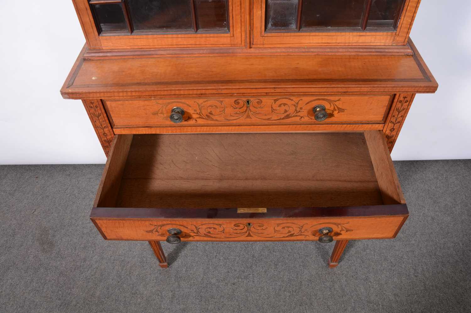 Late Victorian satinwood and marquetry bookcase cabinet, - Bild 10 aus 10