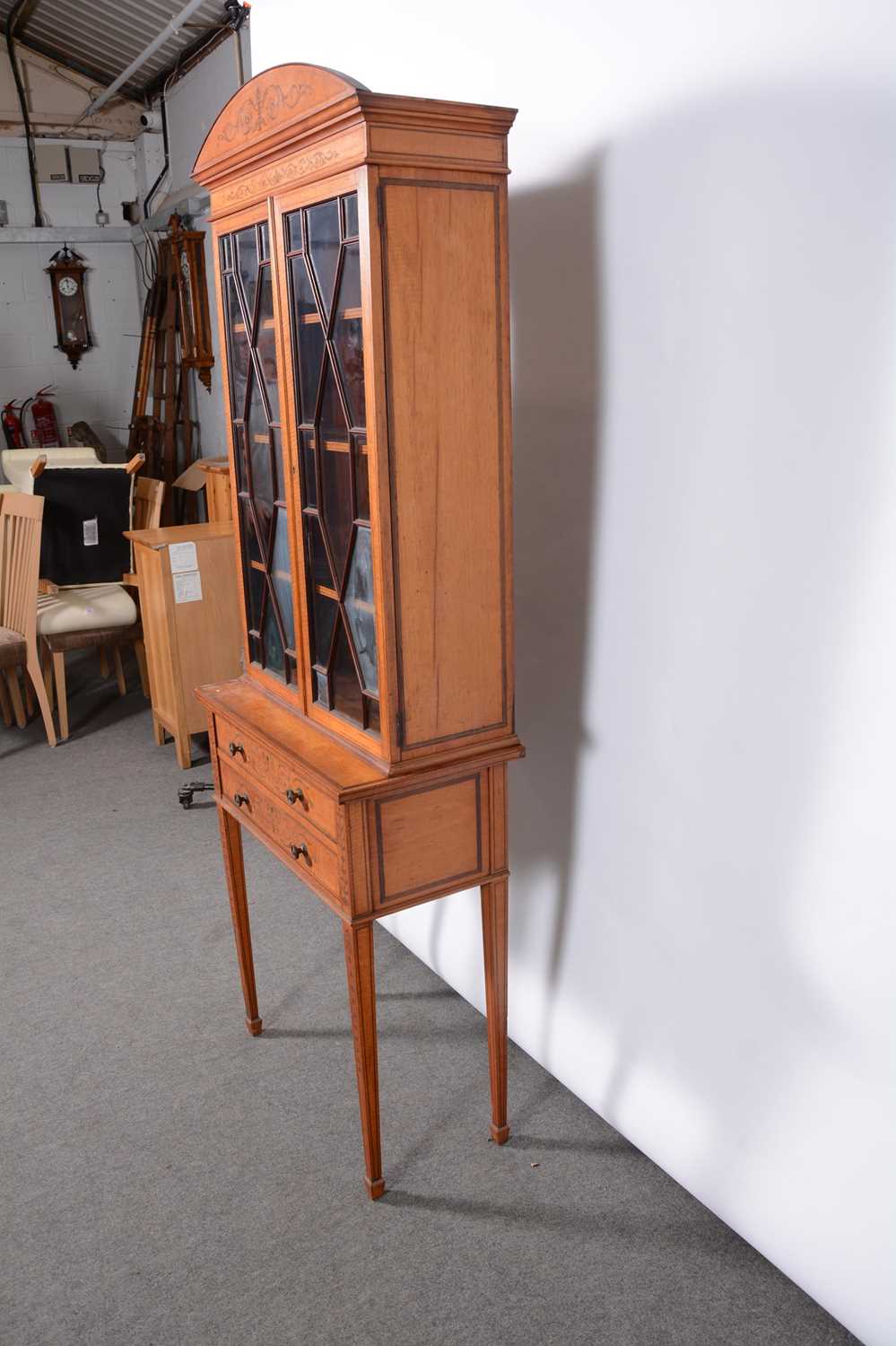 Late Victorian satinwood and marquetry bookcase cabinet, - Bild 3 aus 10