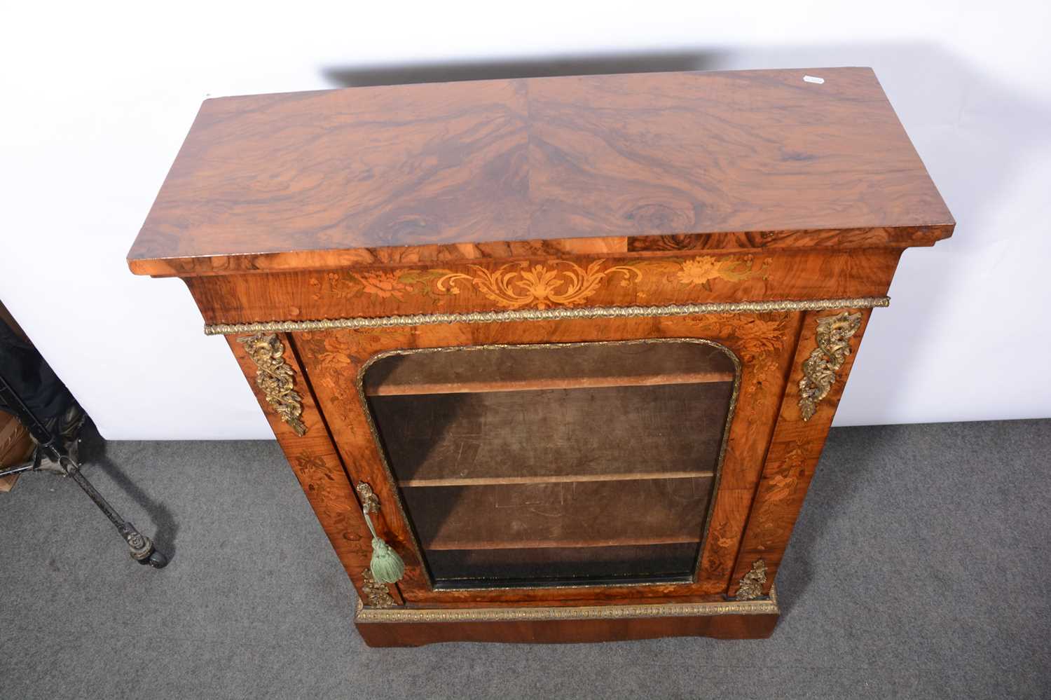 Victorian walnut and marquetry vitrine, - Bild 5 aus 14