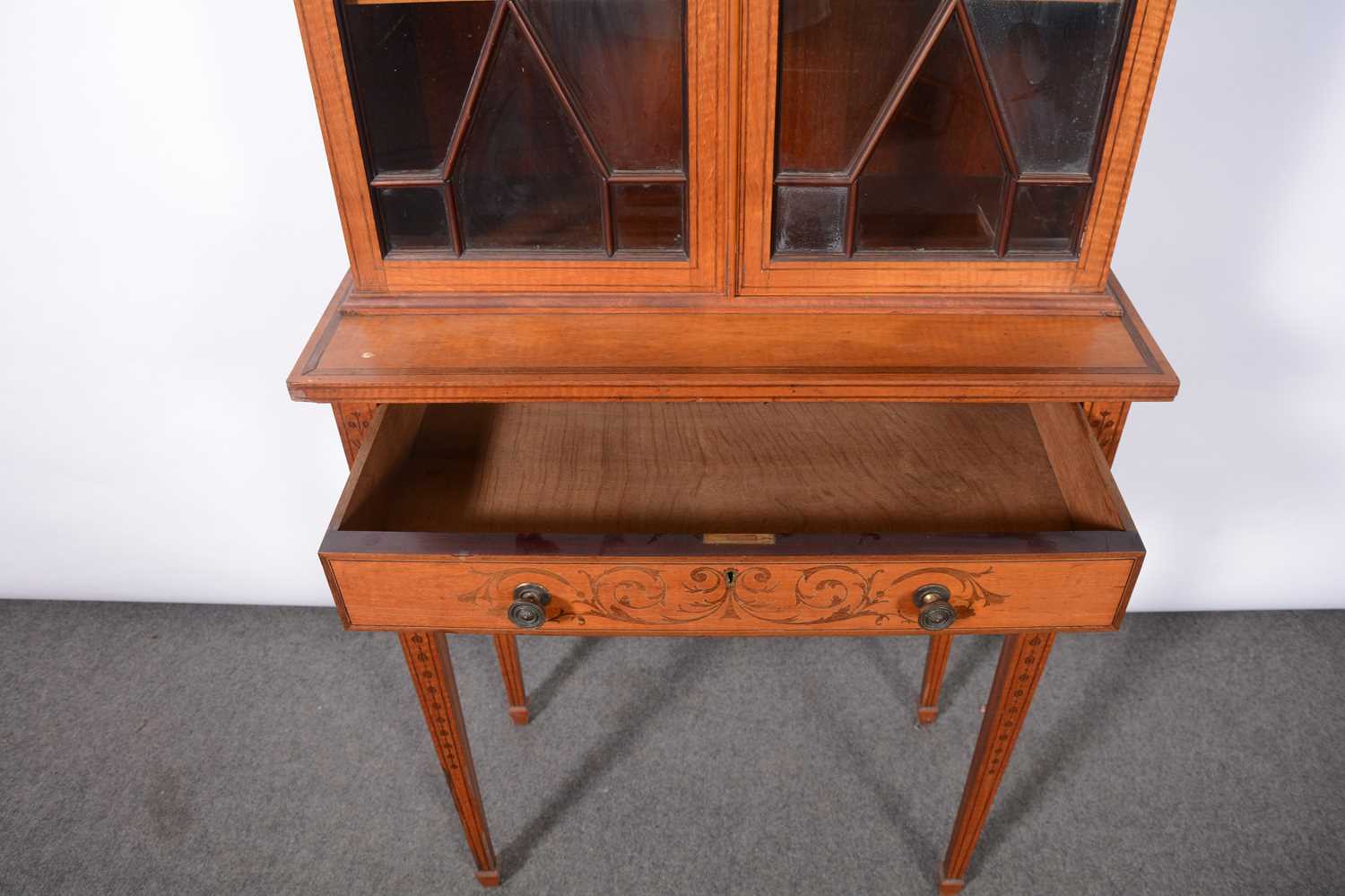 Late Victorian satinwood and marquetry bookcase cabinet, - Bild 4 aus 10