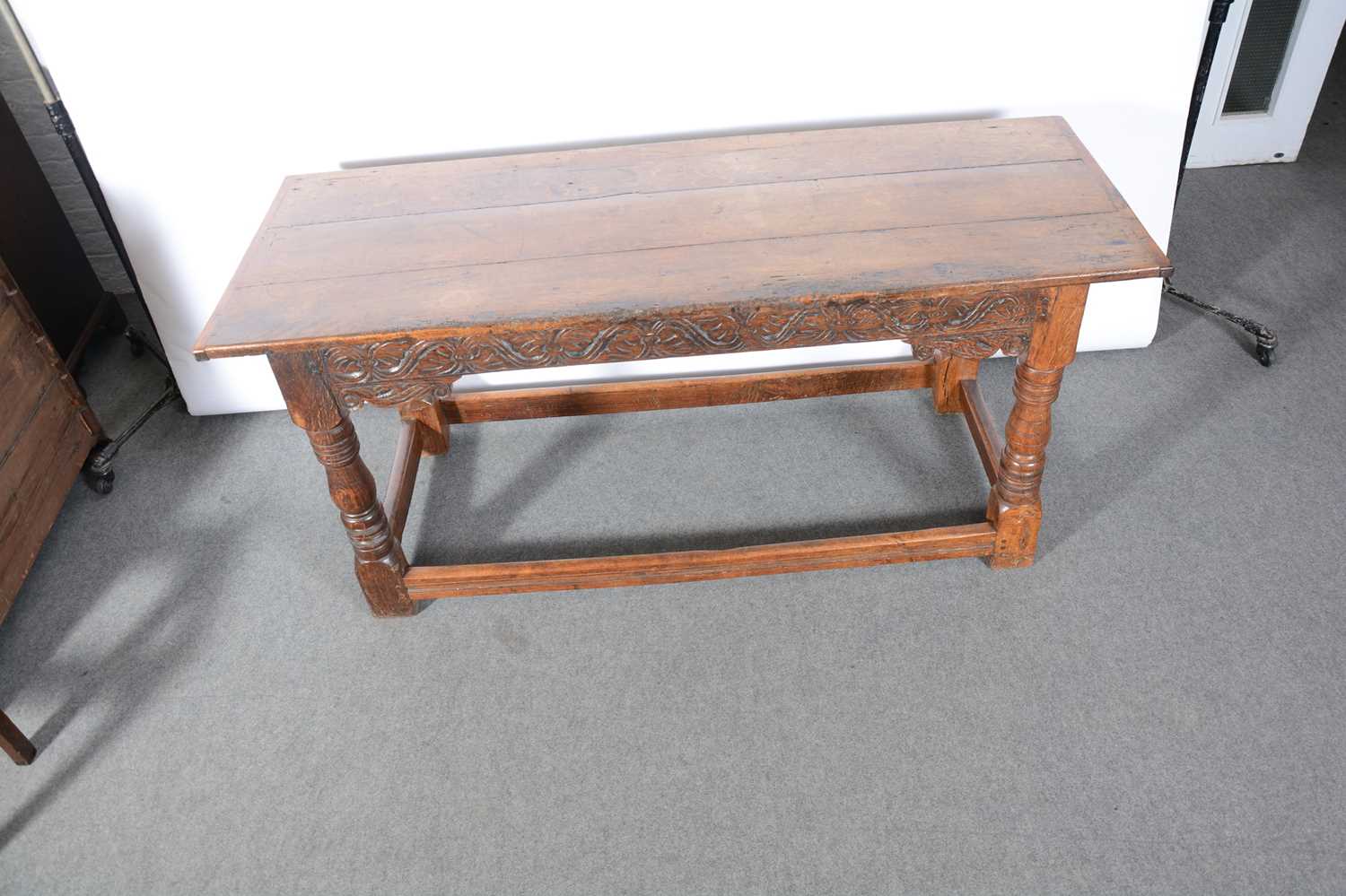 A boarded oak refectory table - Bild 2 aus 5