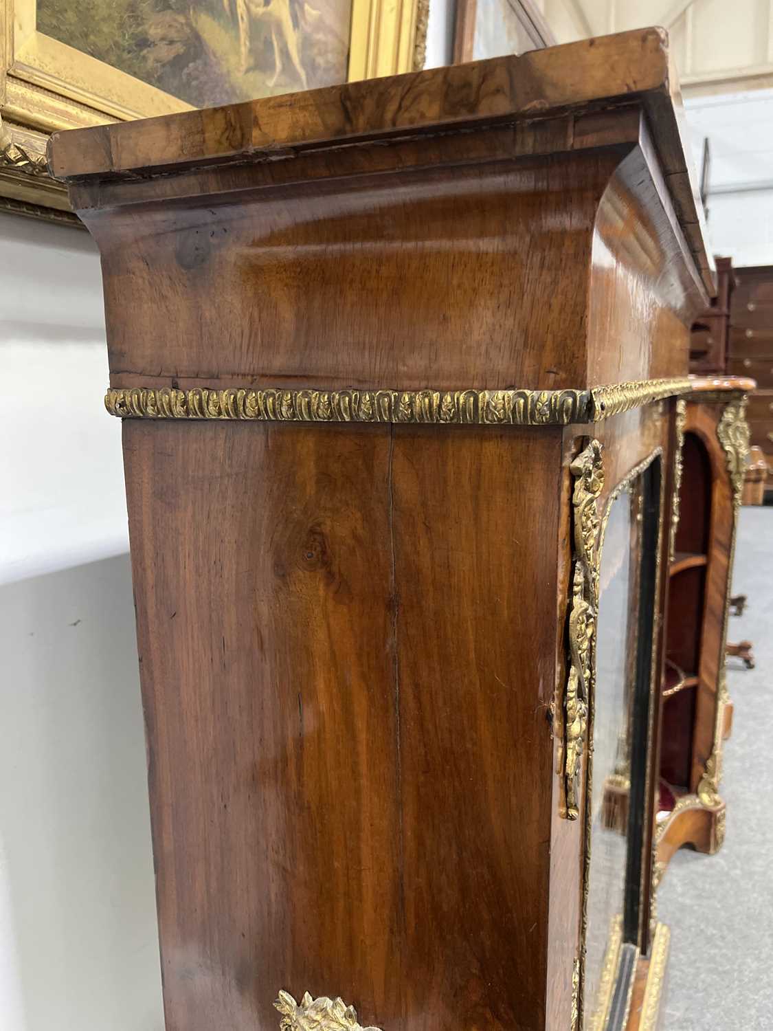 Victorian walnut and marquetry vitrine, - Bild 11 aus 14