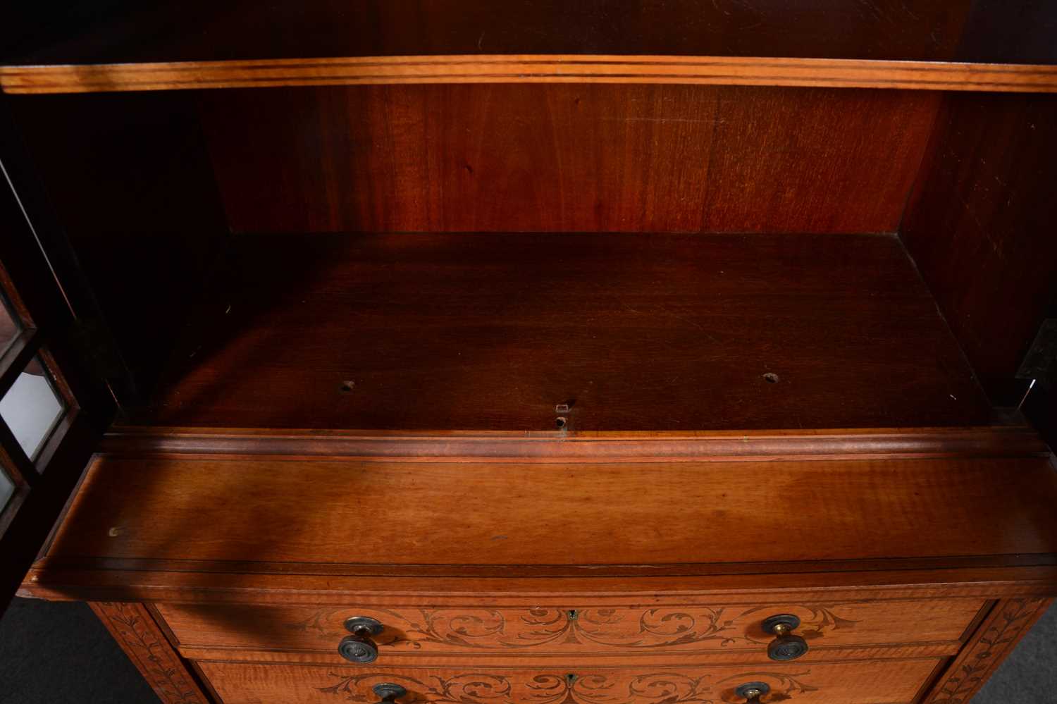 Late Victorian satinwood and marquetry bookcase cabinet, - Bild 9 aus 10