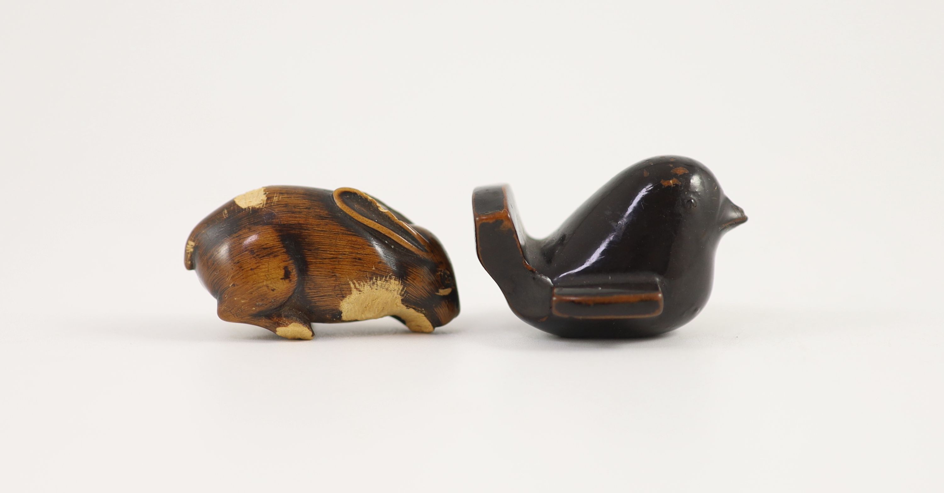 A Japanese lacquered wood netsuke of a bird and a wooden netsuke of a rabbit, 18th/19th century, - Image 2 of 4