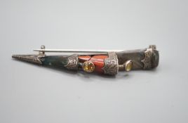 A Victorian Scottish silver and agate dirk brooch, (a.f.), 57mm.