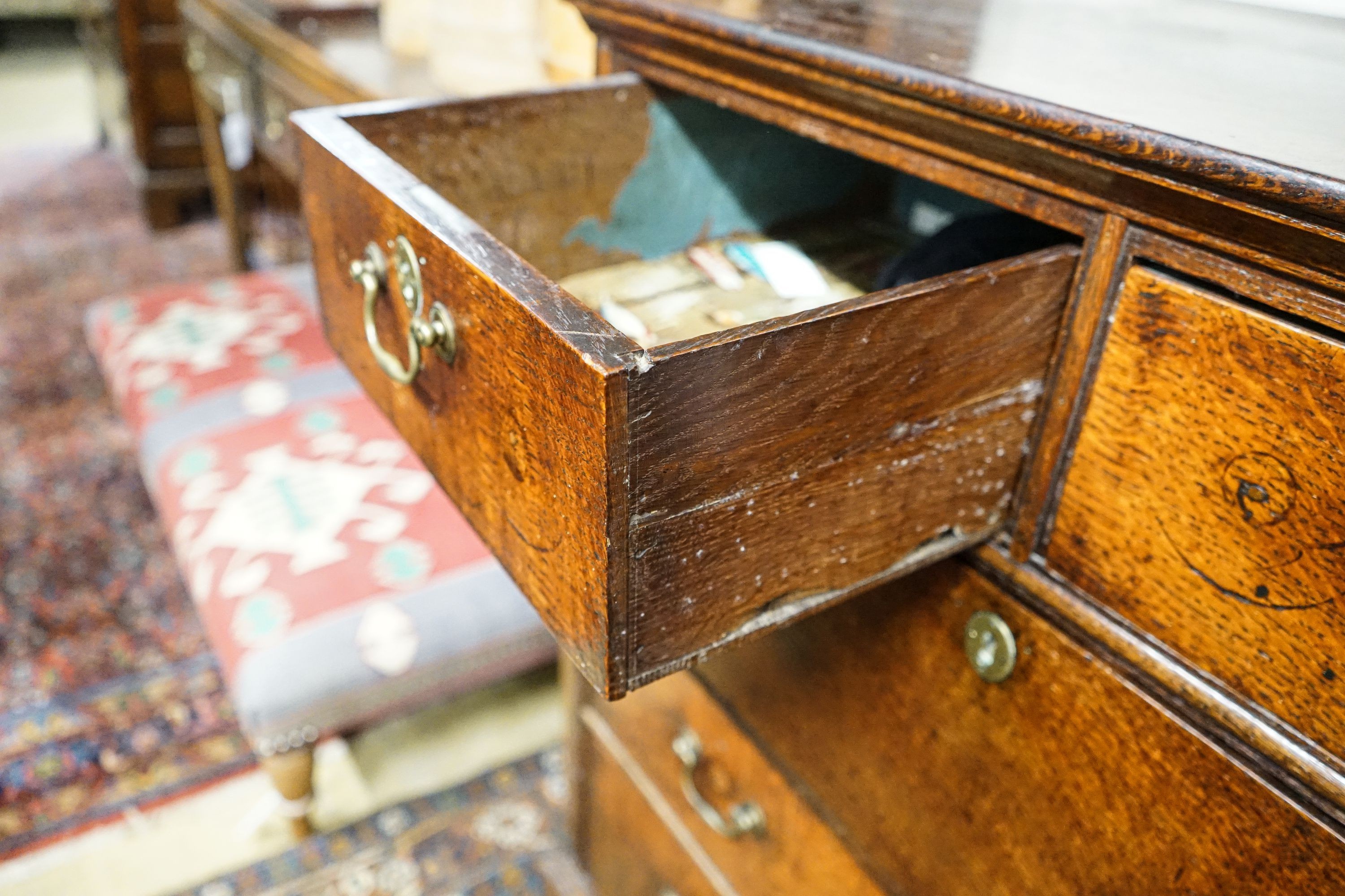 A George III oak chest of five drawers, on bracket feet, width 90cm, depth 52cm, height 103cm - Image 6 of 6