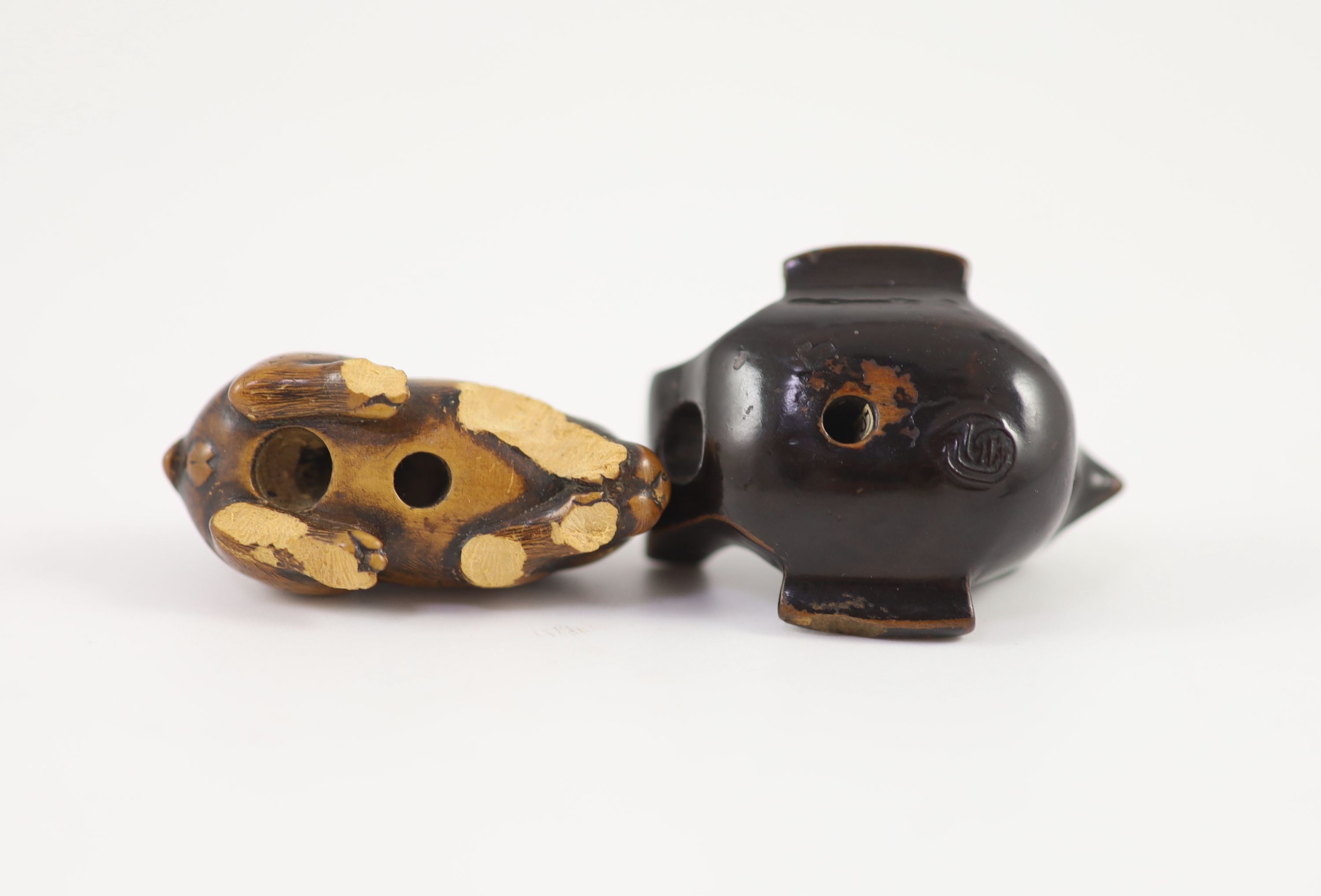 A Japanese lacquered wood netsuke of a bird and a wooden netsuke of a rabbit, 18th/19th century, - Image 4 of 4