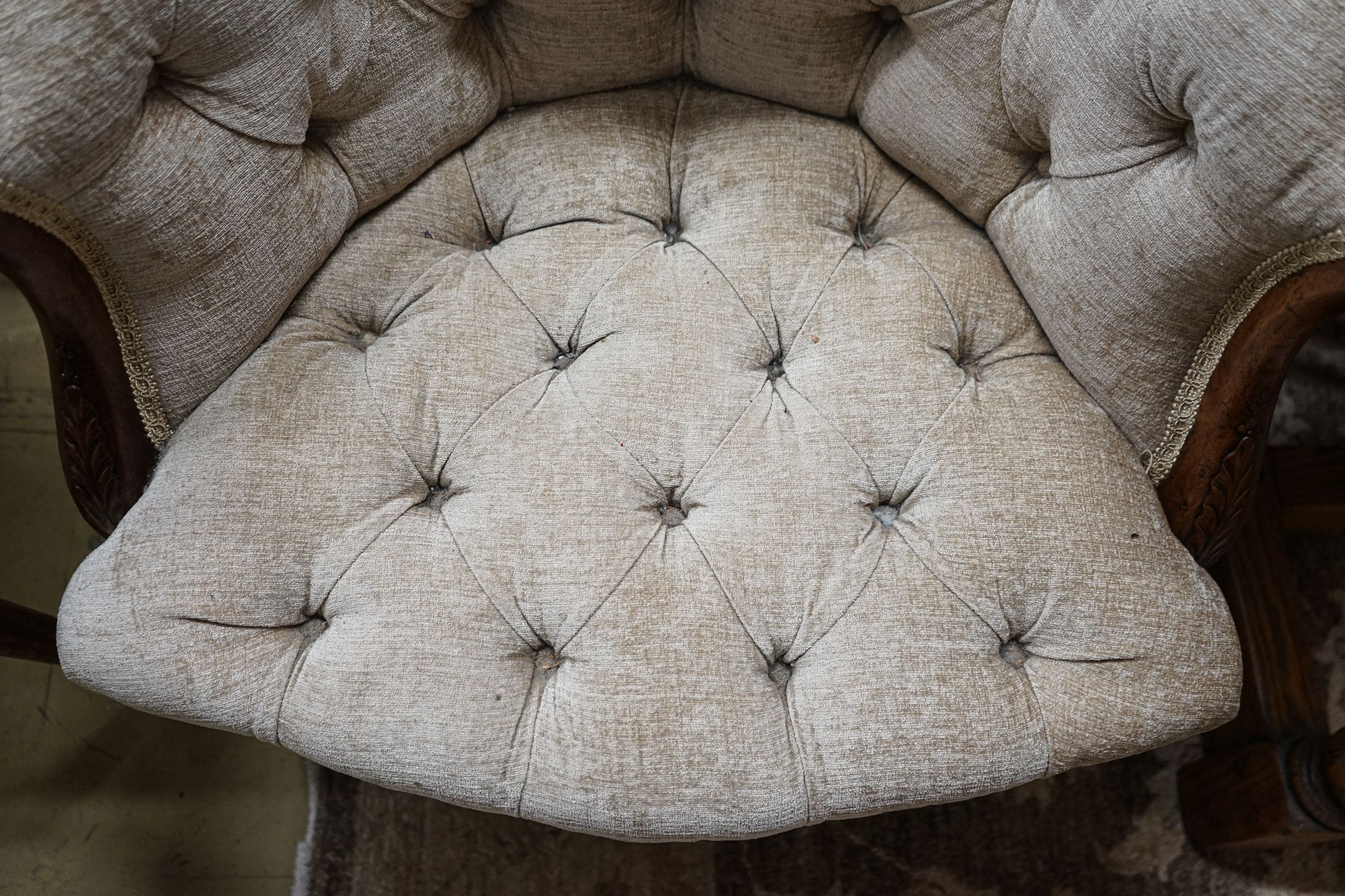 A George III Hepplewhite style mahogany tub chair, with later buttoned upholstery, acanthus carved - Image 4 of 5