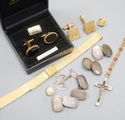 Sundry jewellery including a pair of silver cufflinks etc.