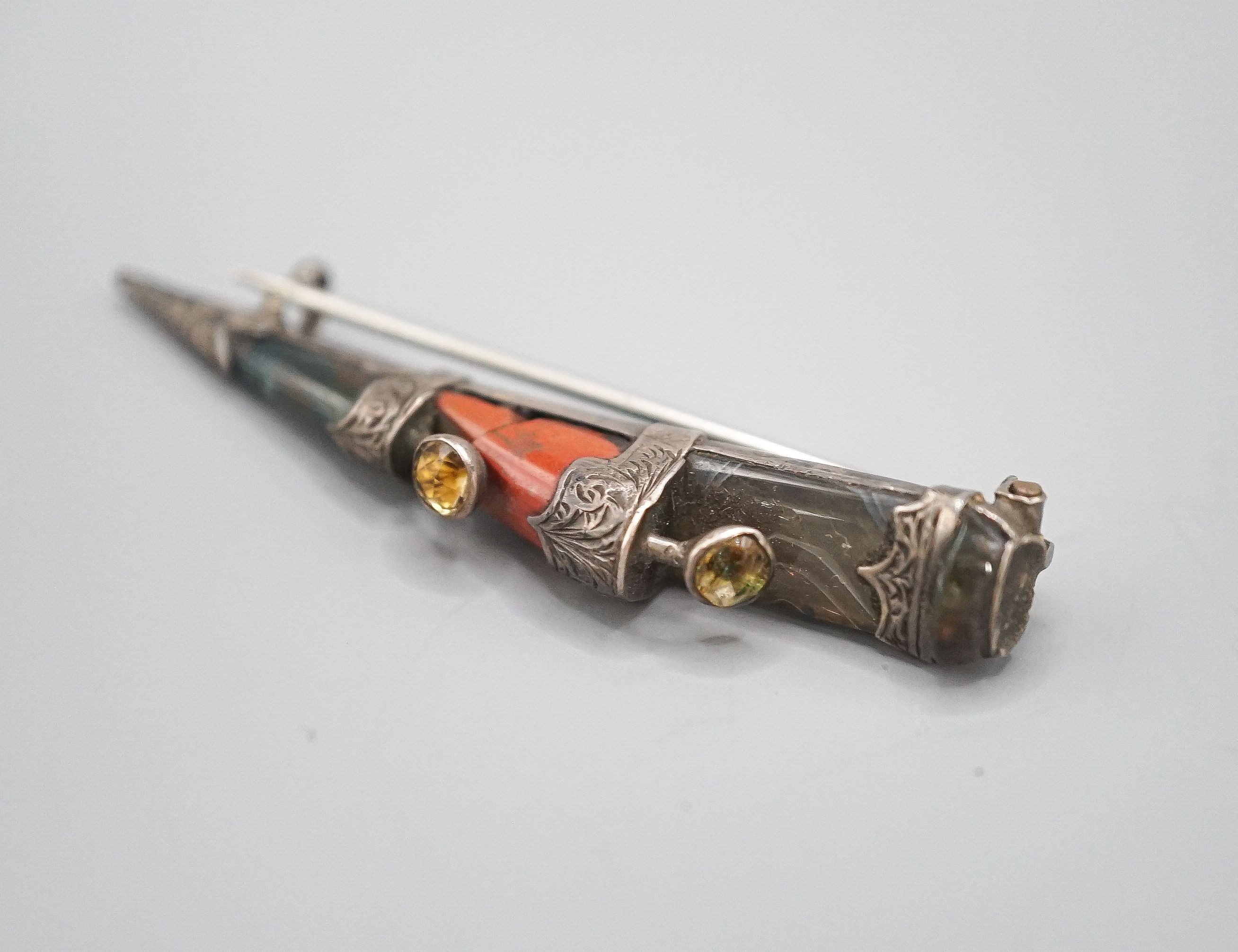 A Victorian Scottish silver and agate dirk brooch, (a.f.), 57mm. - Image 2 of 4