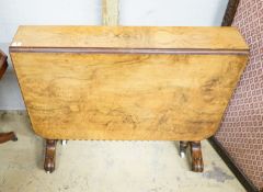 A Victorian figured walnut Sutherland table on bobbin turned under frame, length 120cm extended,