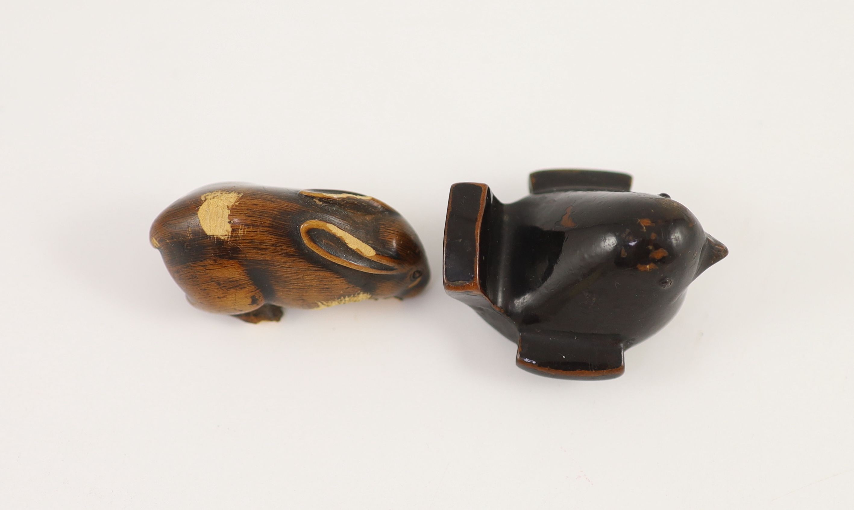 A Japanese lacquered wood netsuke of a bird and a wooden netsuke of a rabbit, 18th/19th century, - Image 3 of 4