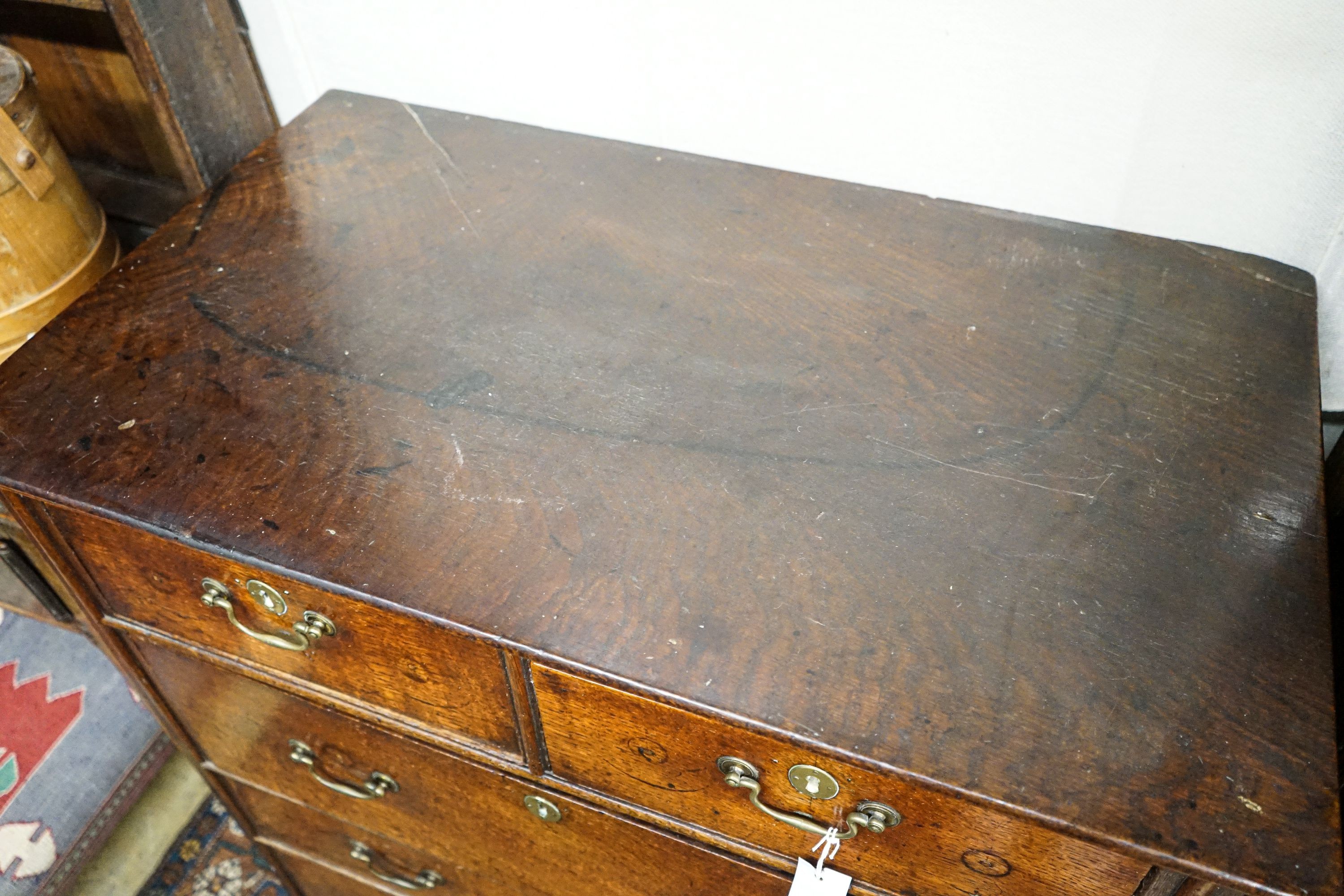 A George III oak chest of five drawers, on bracket feet, width 90cm, depth 52cm, height 103cm - Image 2 of 6