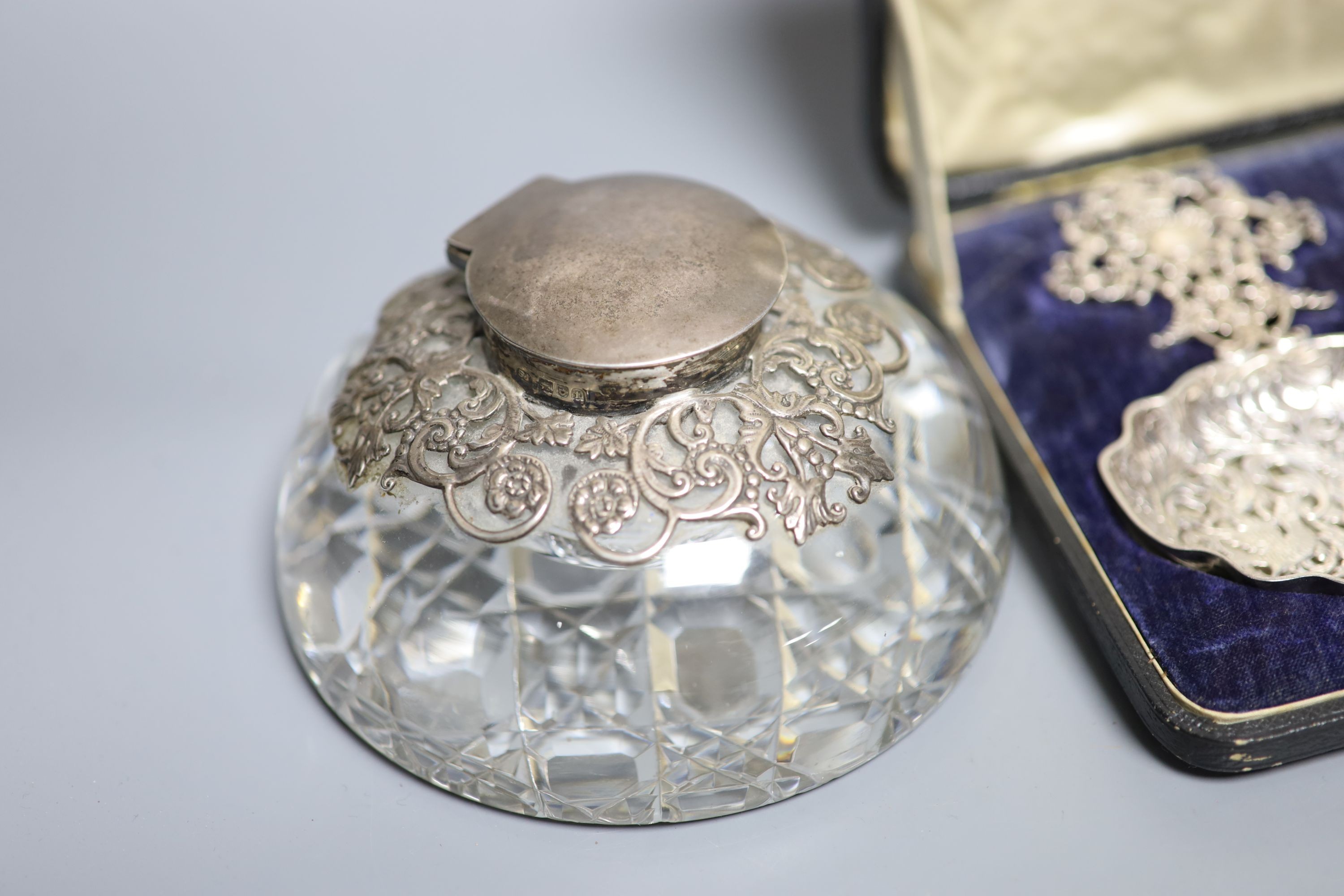 A glass silver mounted inkwell, 2 napkin rings boxed silver dishes and an enamel box - Image 4 of 6