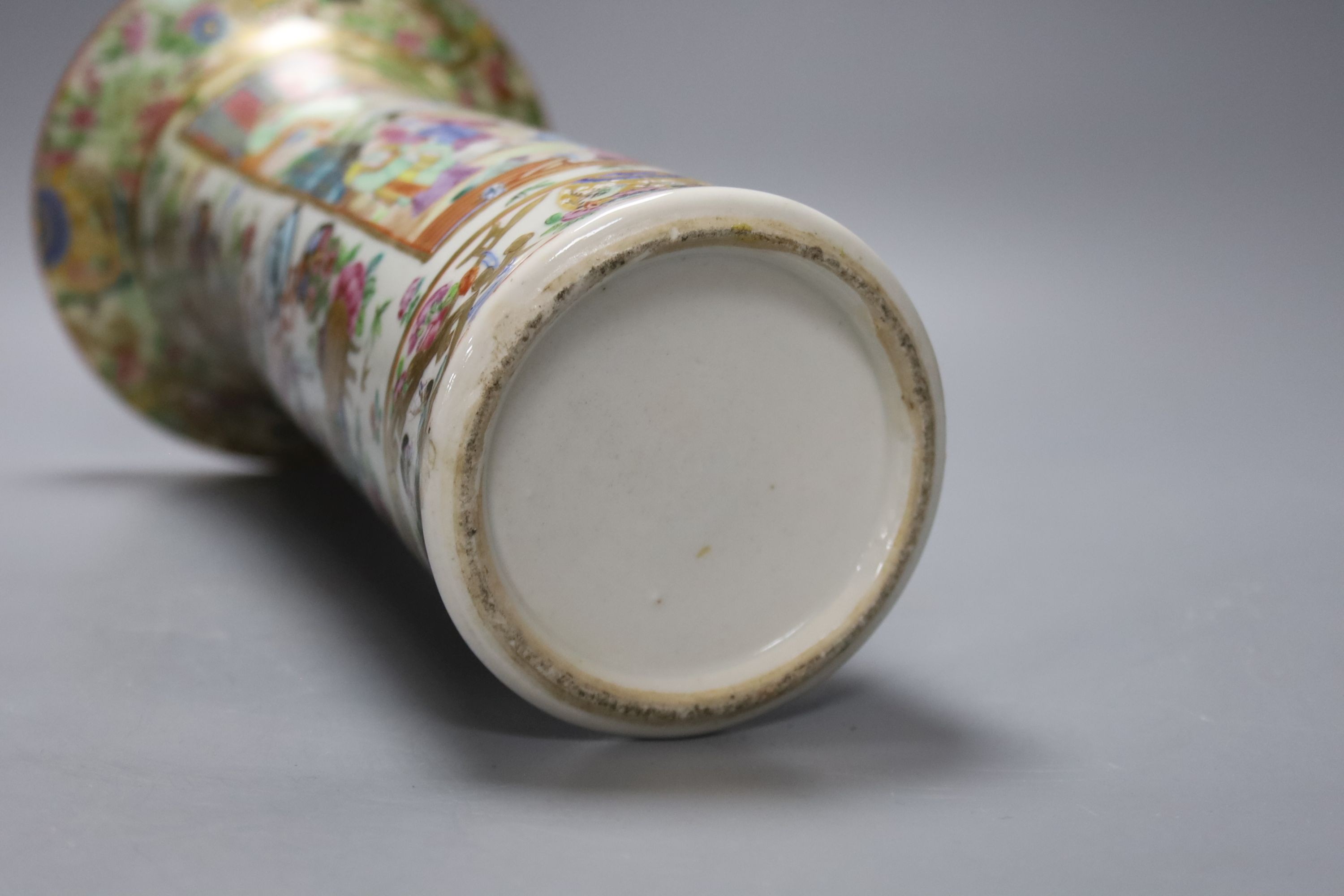 A Chinese famille rose cylindrical vase, 19th century, 31cm - Image 4 of 4