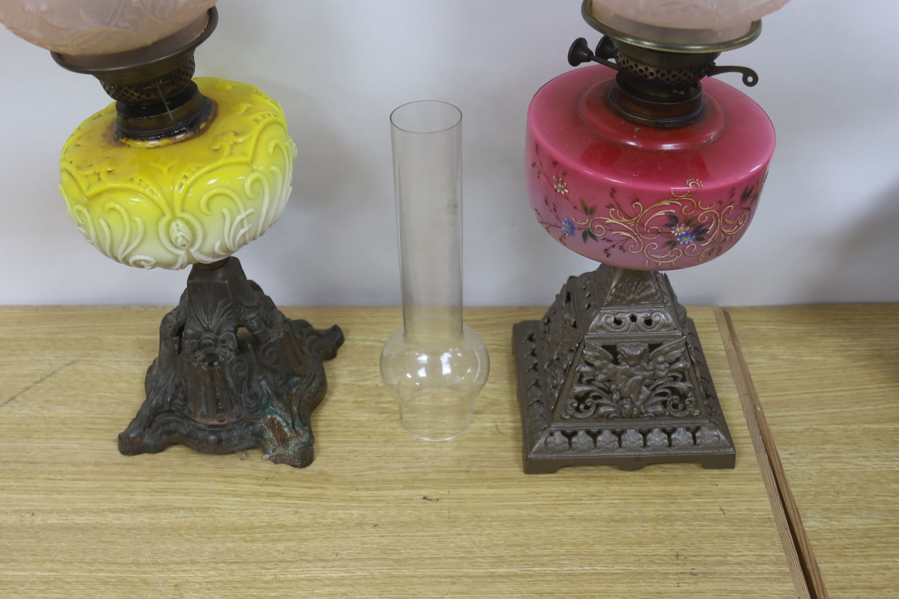 Two late Victorian brass mounted oil lamps with pink and yellow tinted glass reservoirs, tallest - Image 4 of 4