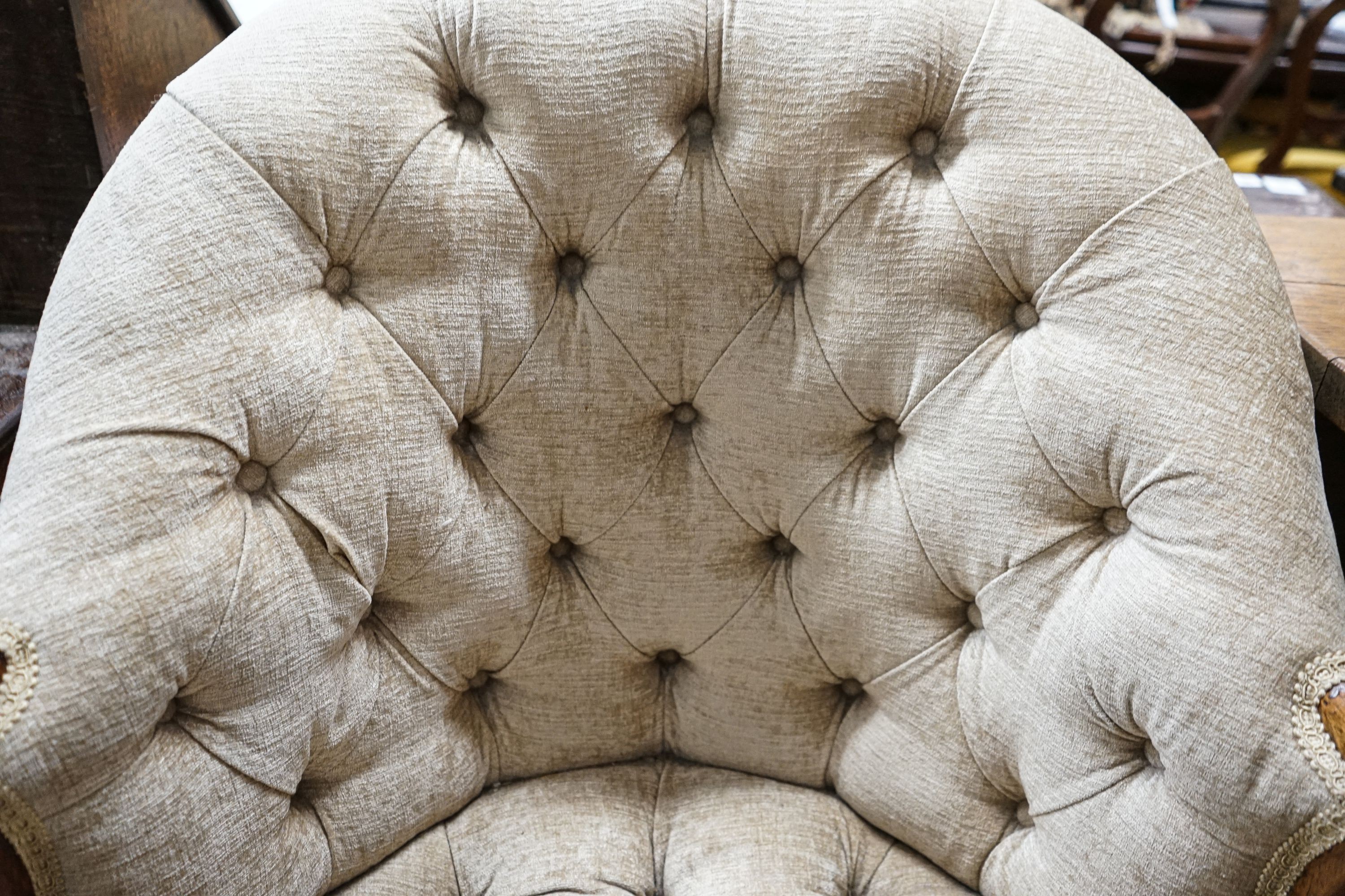 A George III Hepplewhite style mahogany tub chair, with later buttoned upholstery, acanthus carved - Image 5 of 5