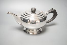 A George V silver teapot, by Joseph Gloster Ltd, gross 15oz.