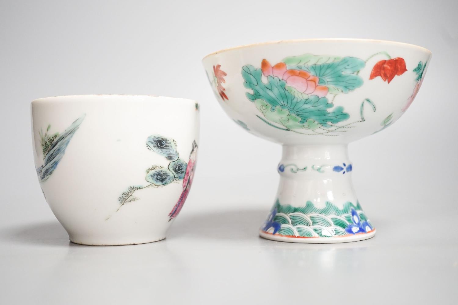 A 19th century Chinese famille stem cup, 9.5cm high and a similar jar (lacking cover), 7.5 cm high - Image 4 of 6