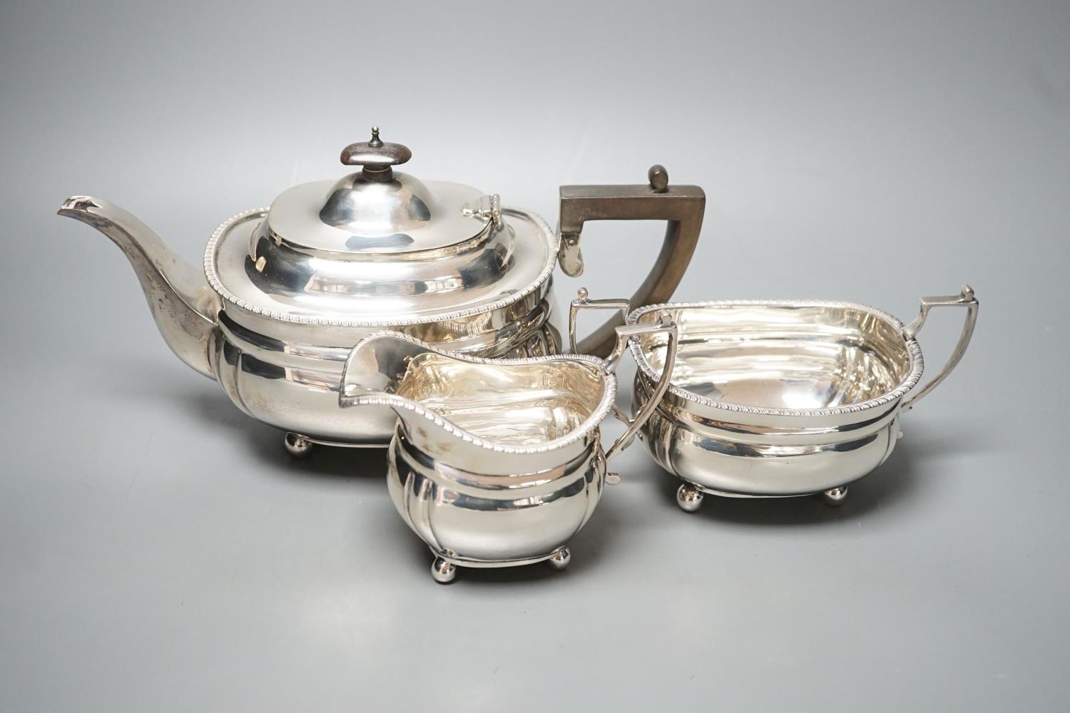 A George V silver three piece tea set, Charles Stuart Harris & Son Ltd, London, 1917, gross 28oz. - Image 3 of 6