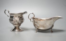 An Edwardian silver cream jug, Chester, 1904 and a late silver sauce boat, 9.5oz.