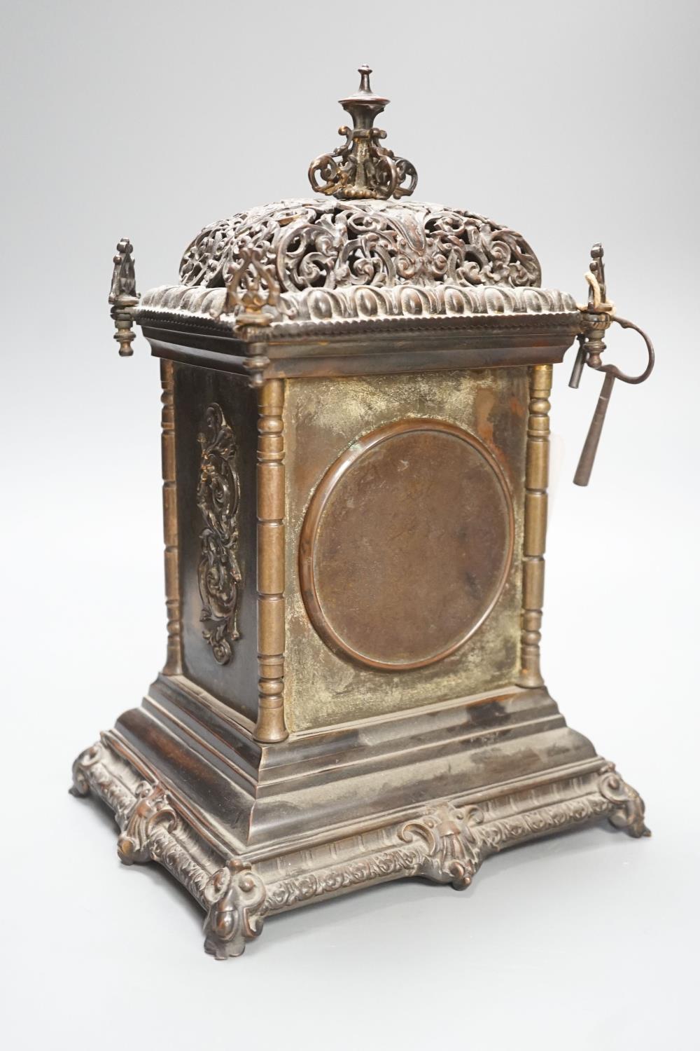 An Edwardian patinated brass mantel clock with key 30cm - Image 4 of 5