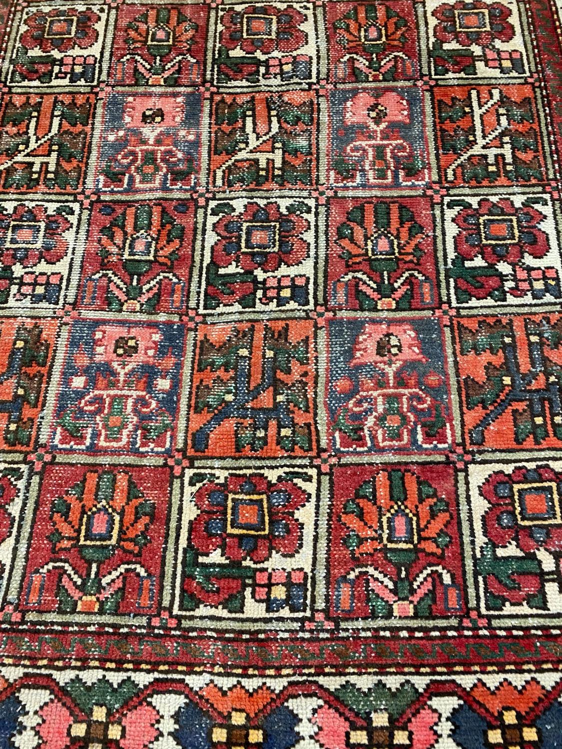 A Baktiari style carpet, 290 x 176cm - Image 2 of 5