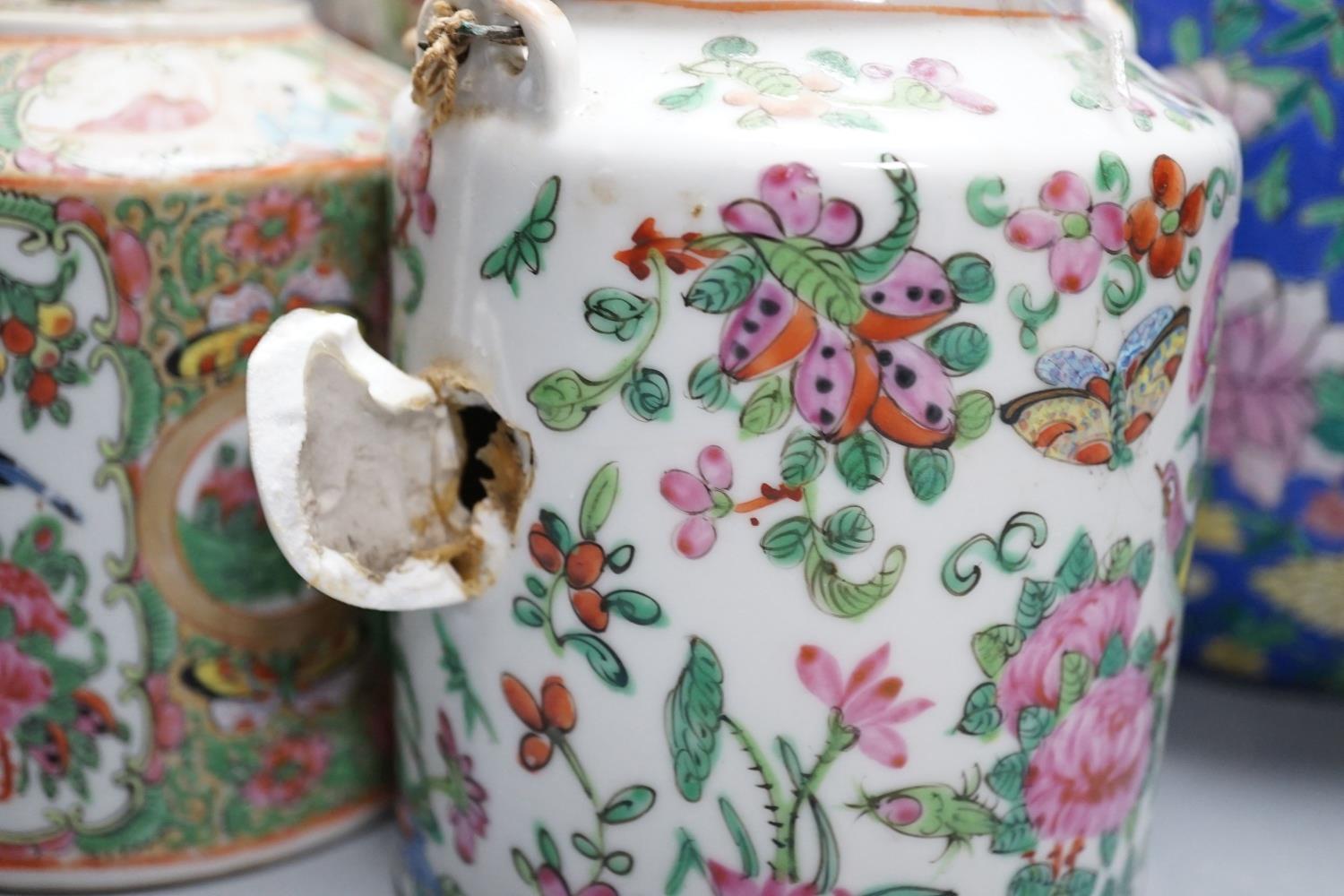 Two Chinese famille rose vases, two Chinese famille rose teapots and a blue ground enamelled jar - Bild 2 aus 4