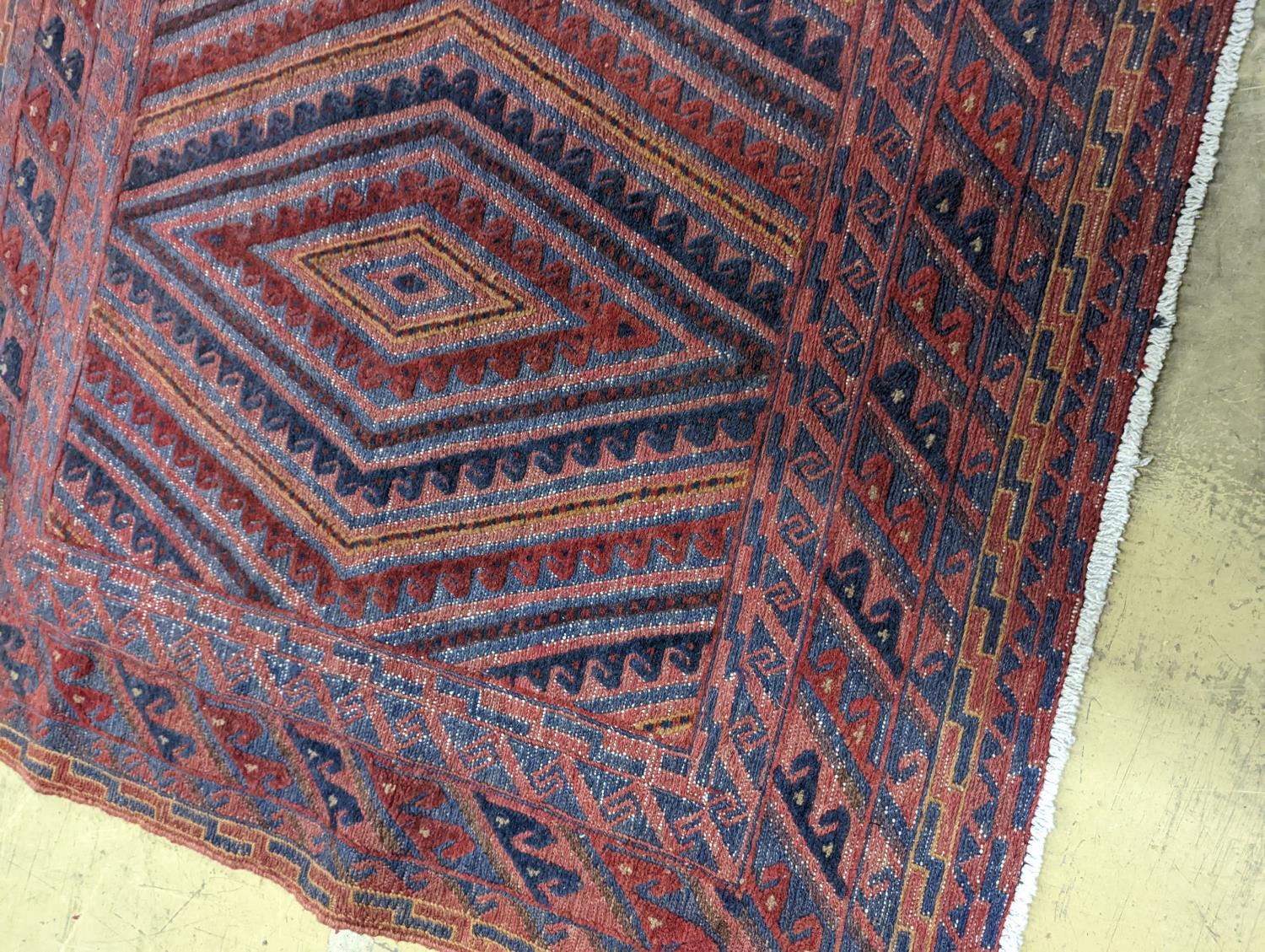 A geometric flatweave rug, 130 x 117cm - Image 3 of 4