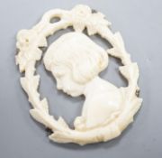 A Victorian carved Ivory pendant, 5.5cm