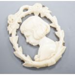 A Victorian carved Ivory pendant, 5.5cm