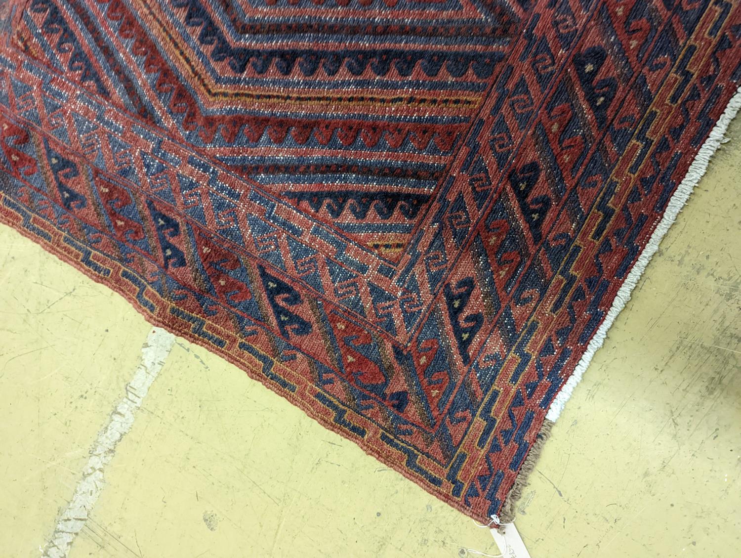 A geometric flatweave rug, 130 x 117cm - Image 4 of 4