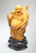 A Japanese stained Ivory figure of Hotei, early 20th century, 7.2cm