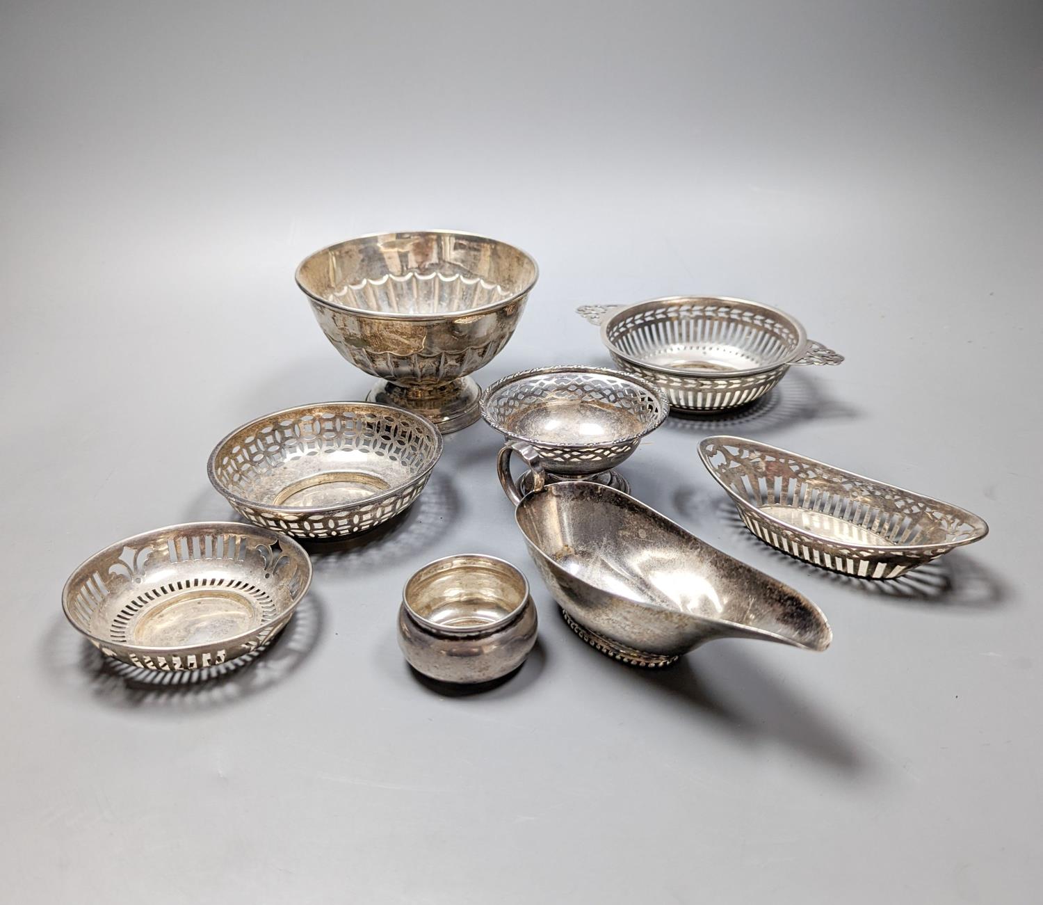 An Edwardian silver bowl, Sheffield, 1904, diameter 11.7cm, five assorted small silver bonbon