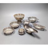 An Edwardian silver bowl, Sheffield, 1904, diameter 11.7cm, five assorted small silver bonbon