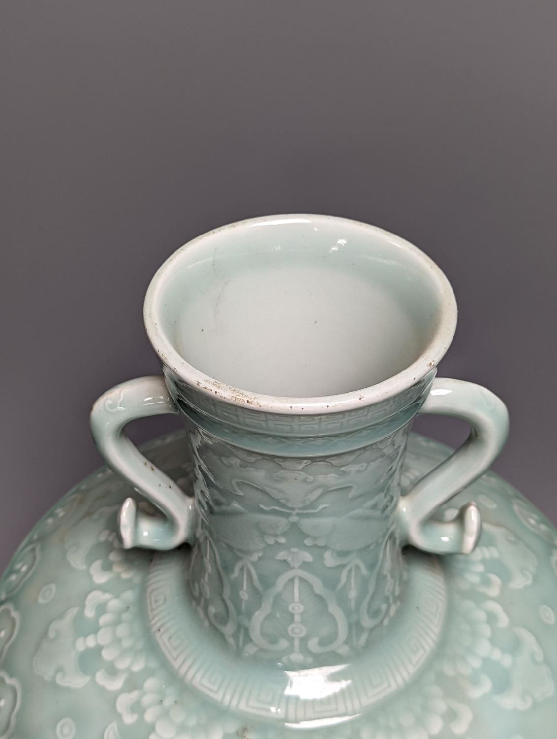 A large Chinese celadon glazed ‘Hundred Shou’ vase 41cm - Bild 2 aus 4