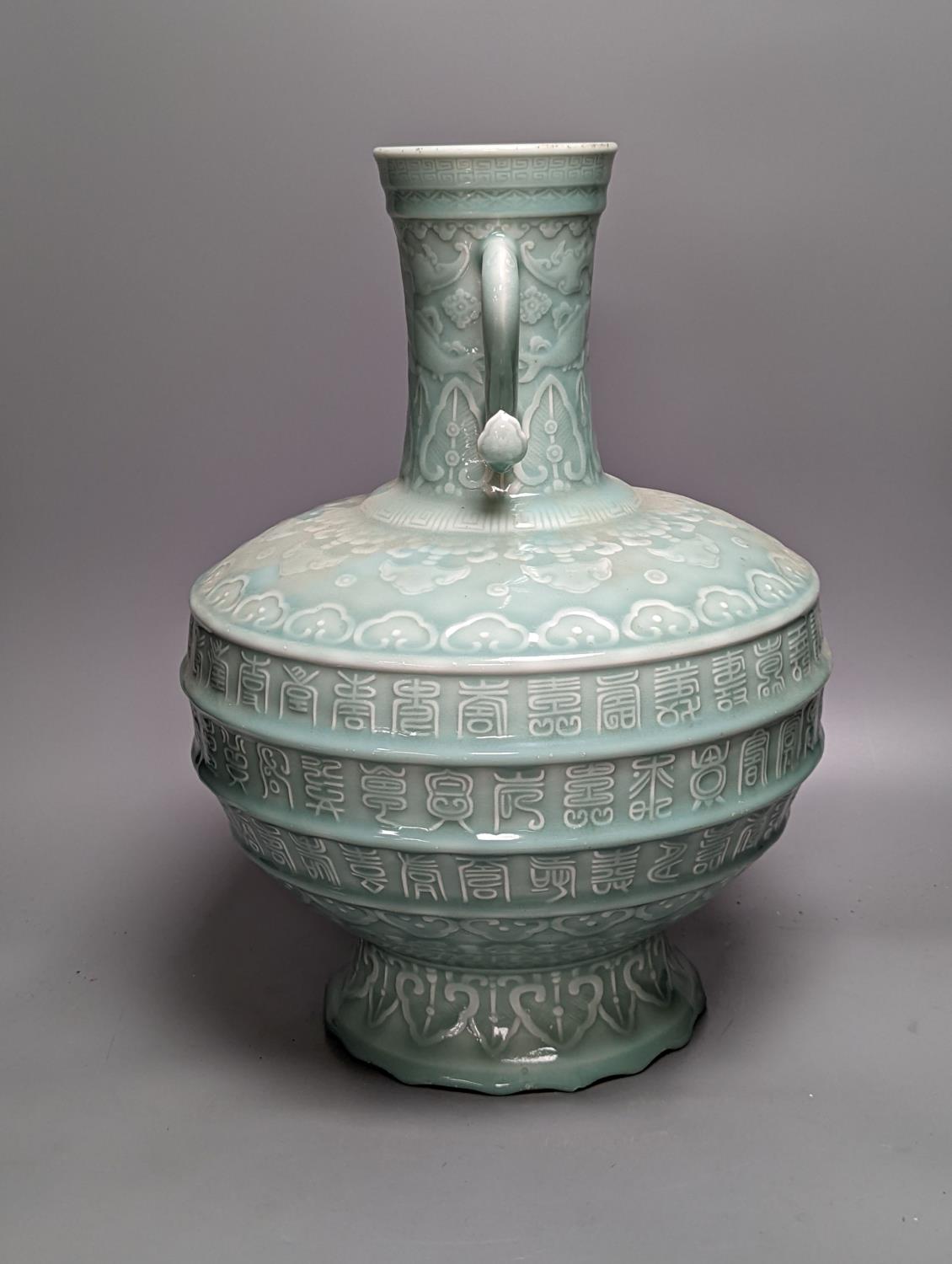 A large Chinese celadon glazed ‘Hundred Shou’ vase 41cm - Bild 4 aus 4