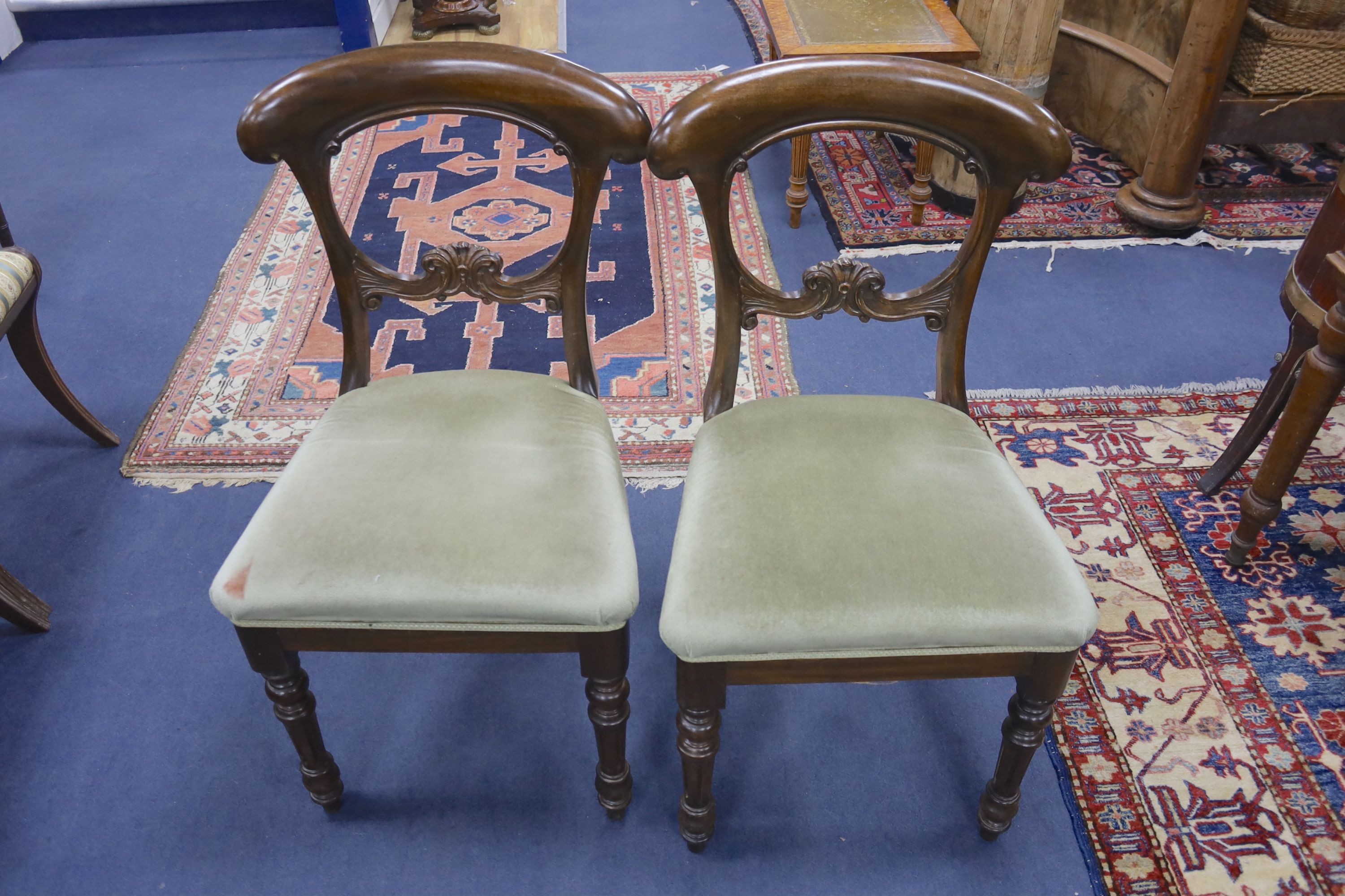 A set of six Victorian style mahogany balloon back dining chairs together with a Victorian dining - Image 3 of 3