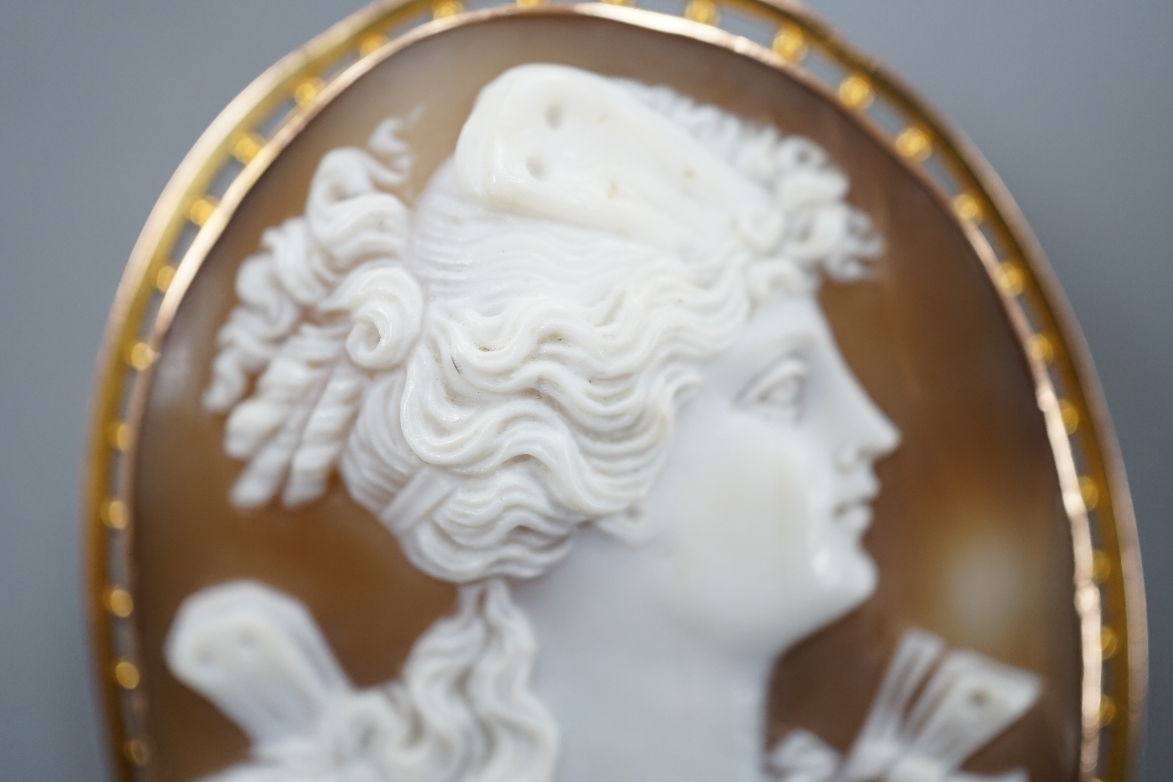 A 9ct mounted oval cameo shell brooch, carved with the bust of a lady to sinister, 5cm, gross weight - Image 2 of 4