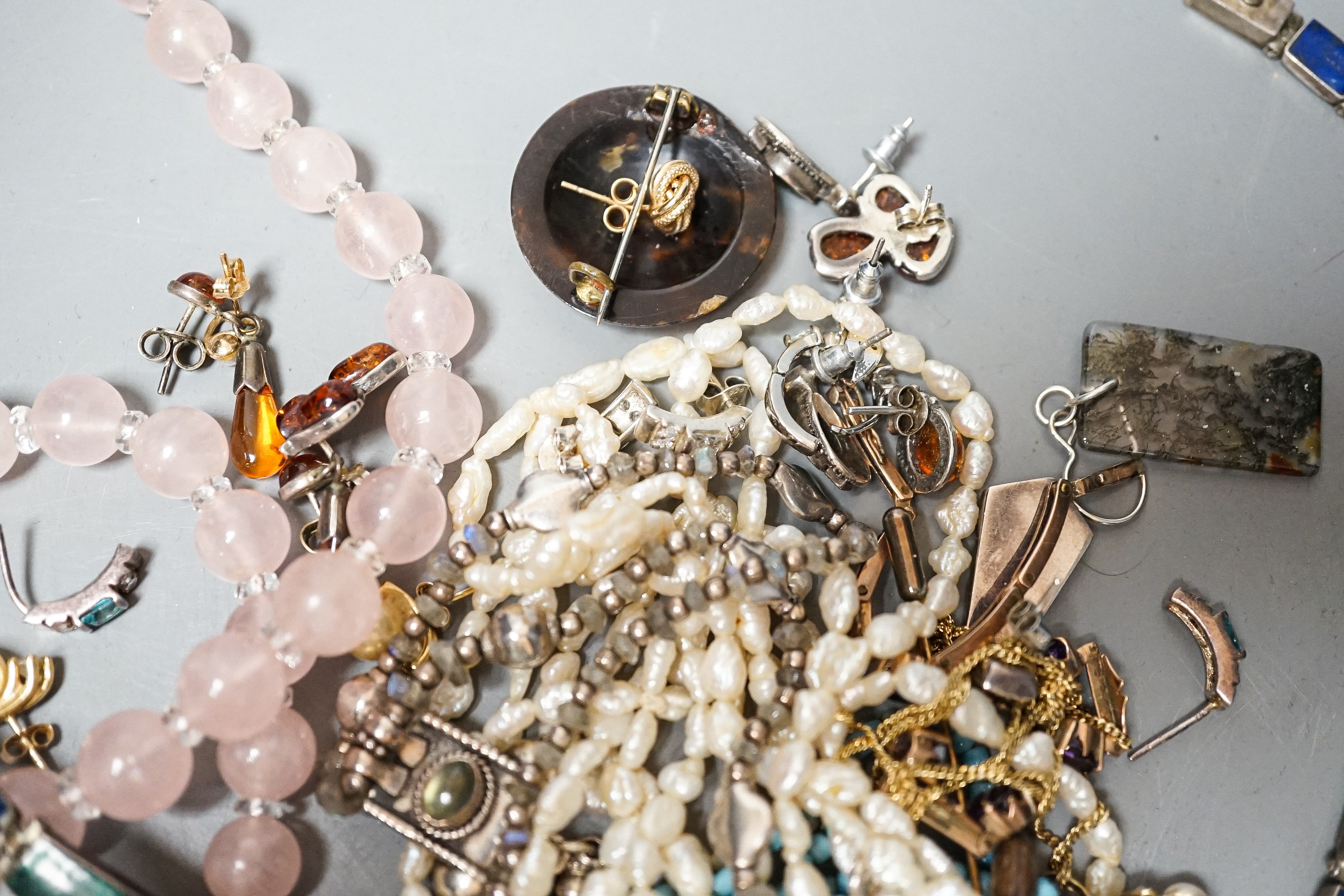 A mixed quantity of jewellery including 9ct gold band, 4 grams, a rose quartz necklace, a white - Image 2 of 4