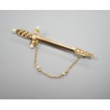 An Edwardian yellow metal and graduated seed pearl set dagger bar brooch, 60mm, gross weight 5