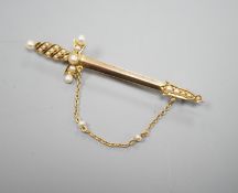 An Edwardian yellow metal and graduated seed pearl set dagger bar brooch, 60mm, gross weight 5