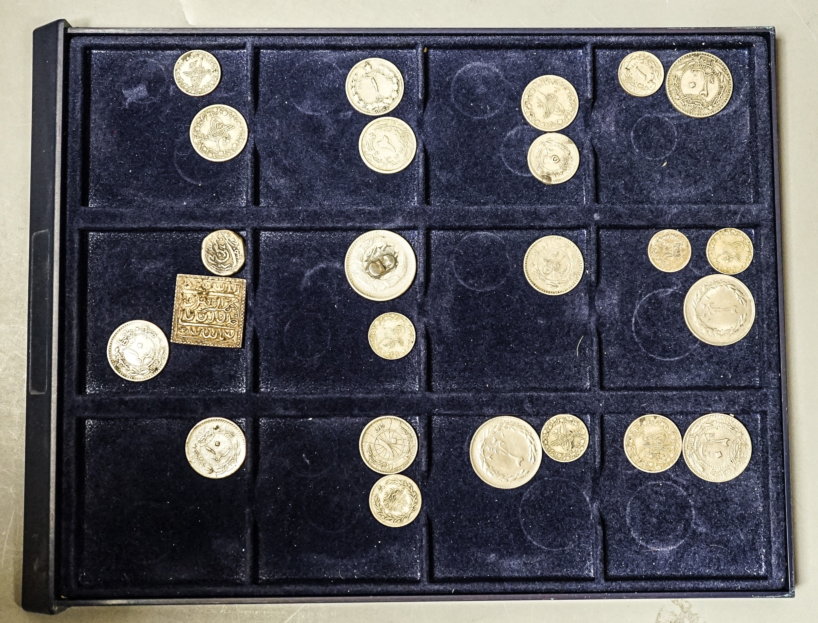 Ottoman Empire and Islamic coins, 19th/20th century, silver and bronze coinage, 12 trays - Image 8 of 13