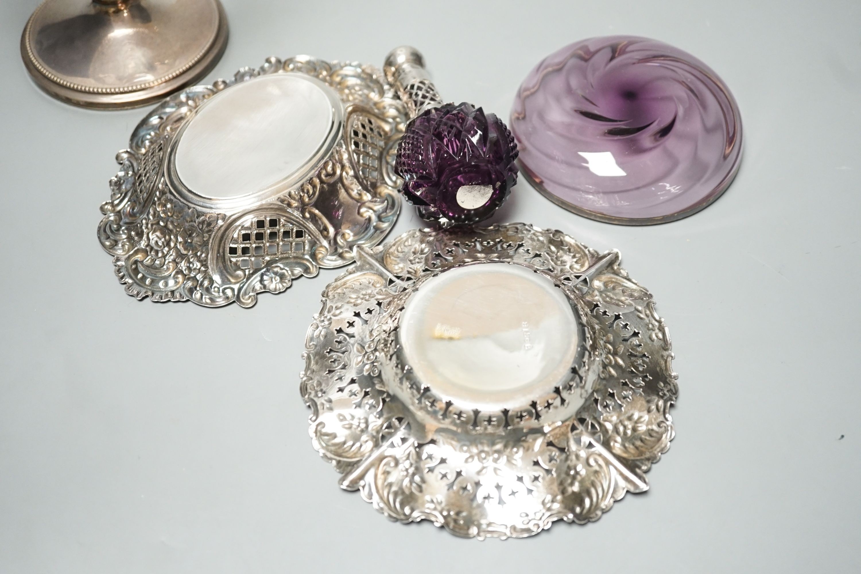 Two pierced silver trinket dishes, a late Victorian silver mounted amethyst glass dish, a similar - Image 7 of 7